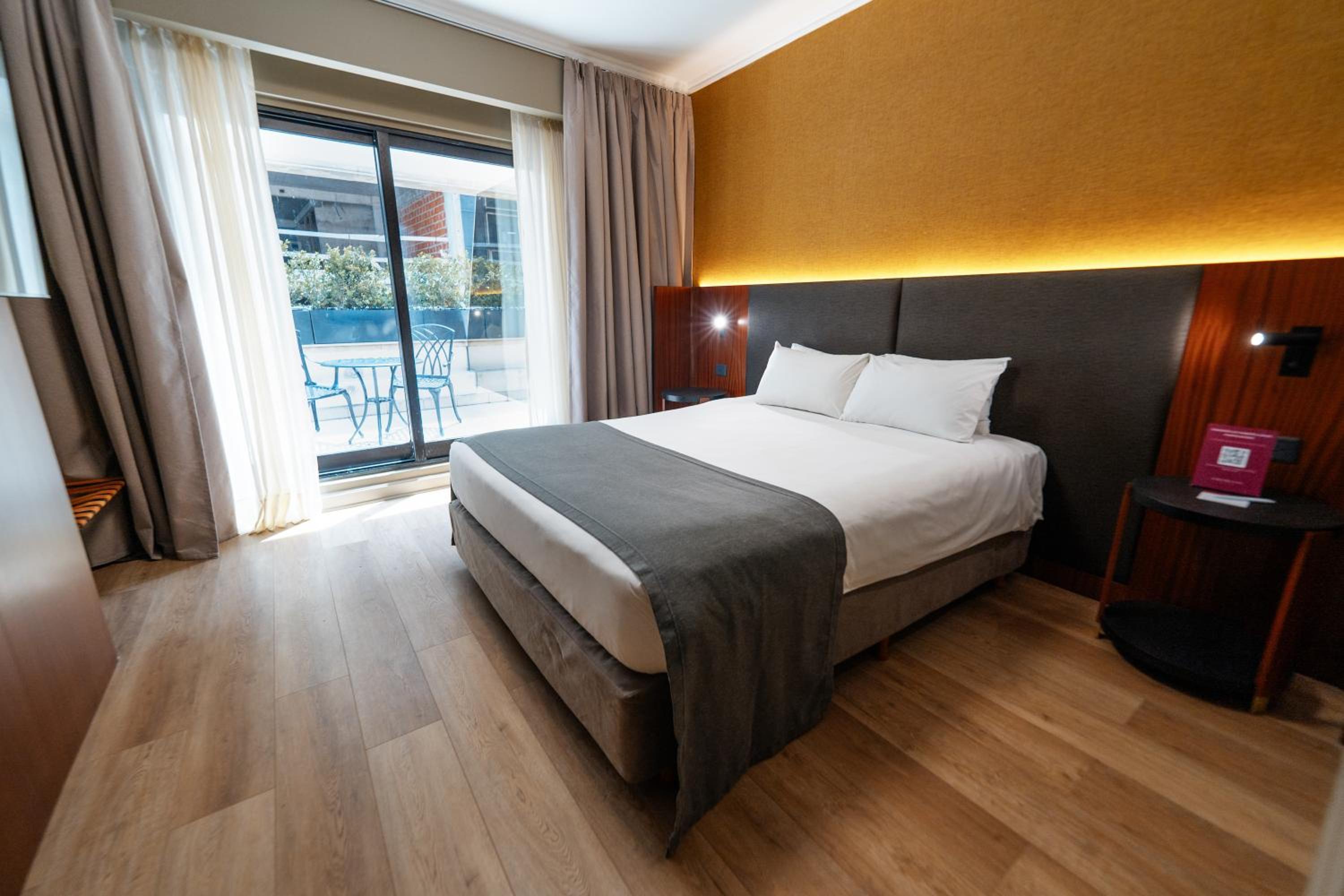 Double Room with Balcony thumbnail 5