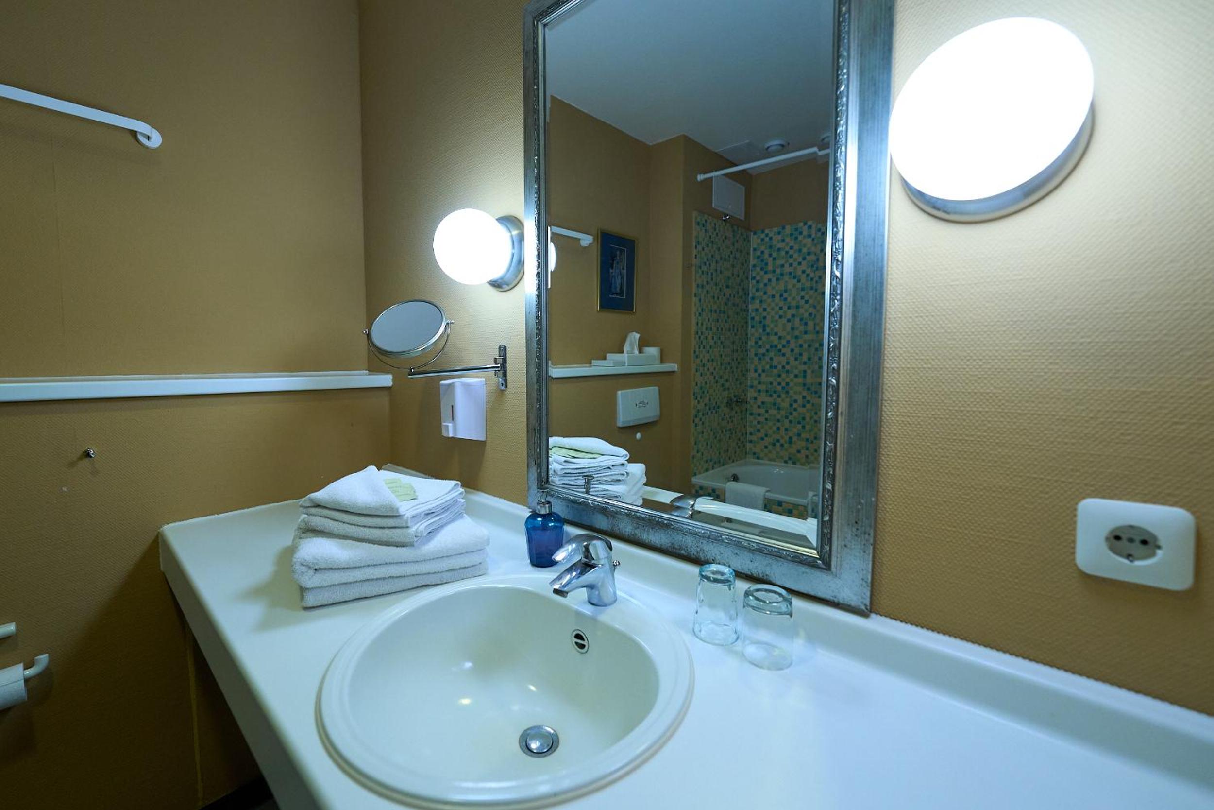 Comfort Double Room with Sea View thumbnail 5