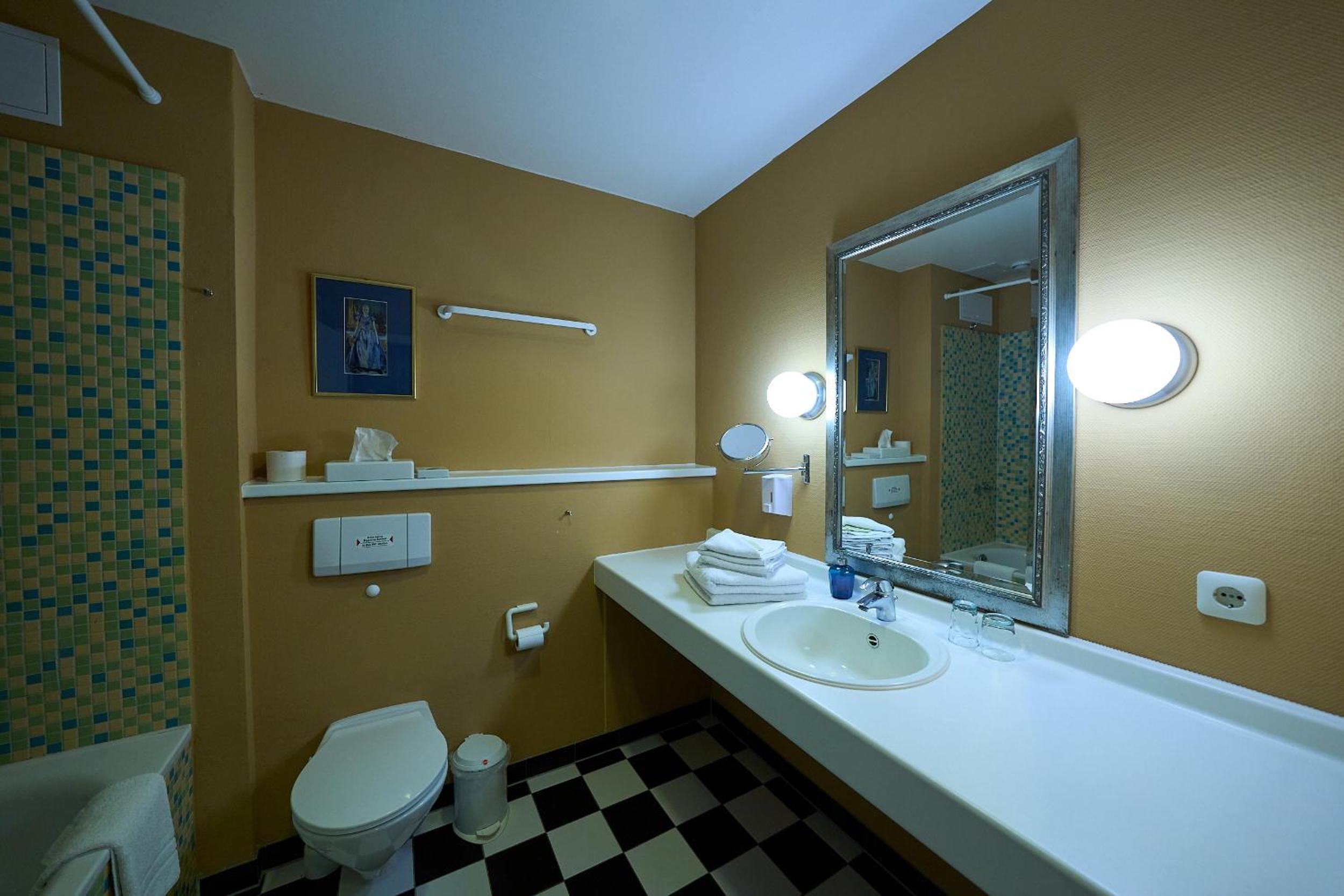 Comfort Double Room with Sea View thumbnail 6