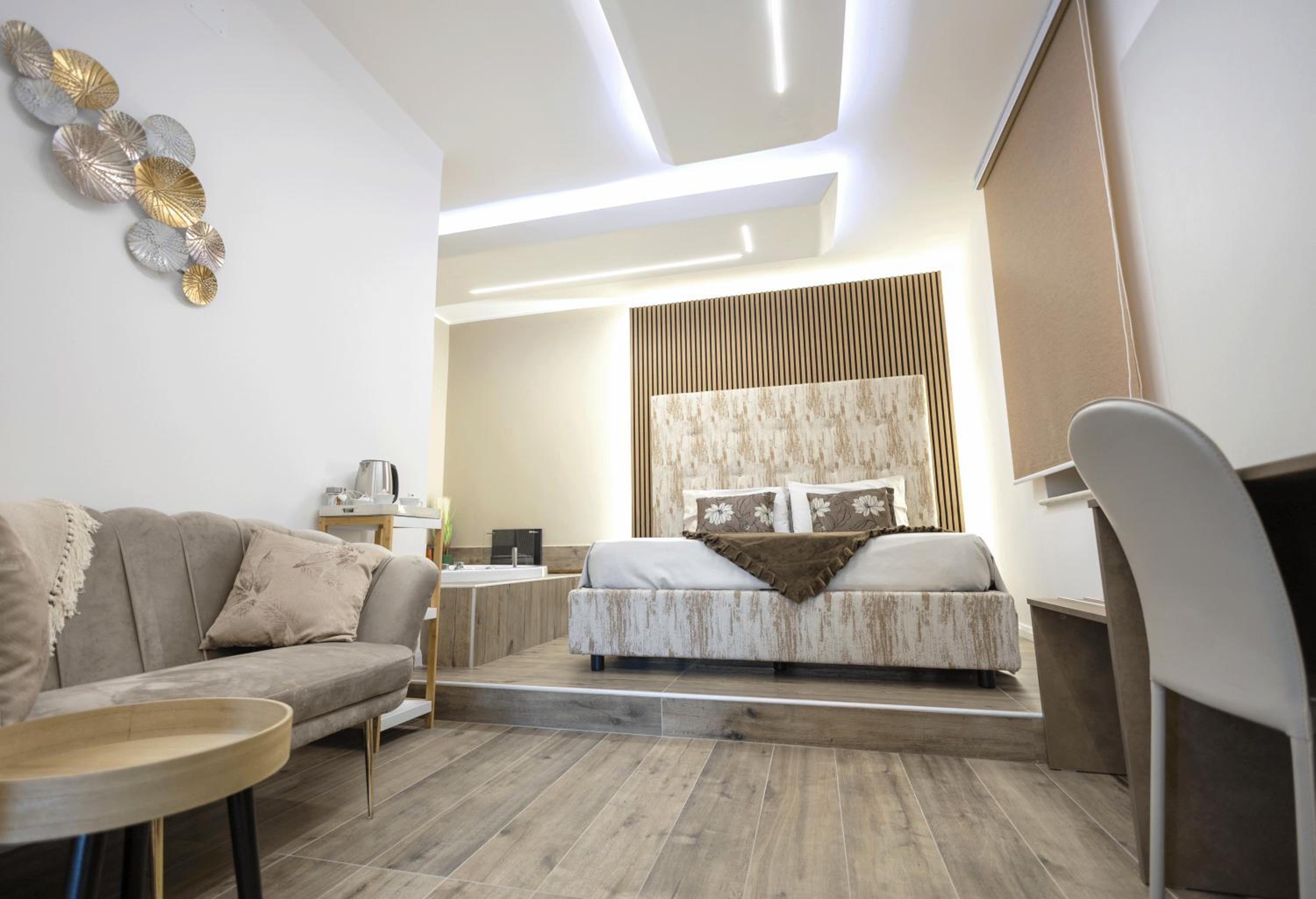 Deluxe Suite with Spa Bath - Photo 2