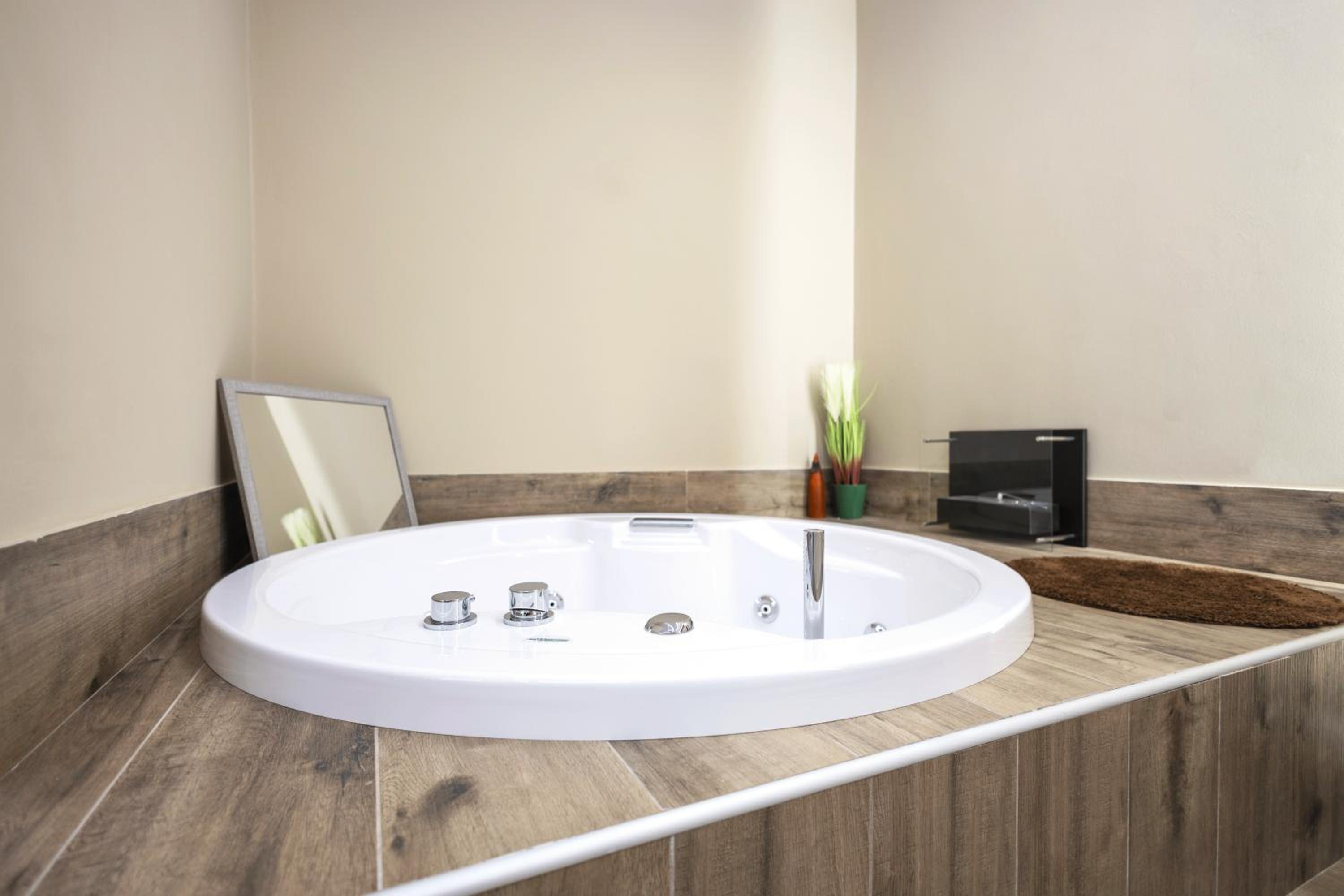 Deluxe Suite with Spa Bath - Photo 4