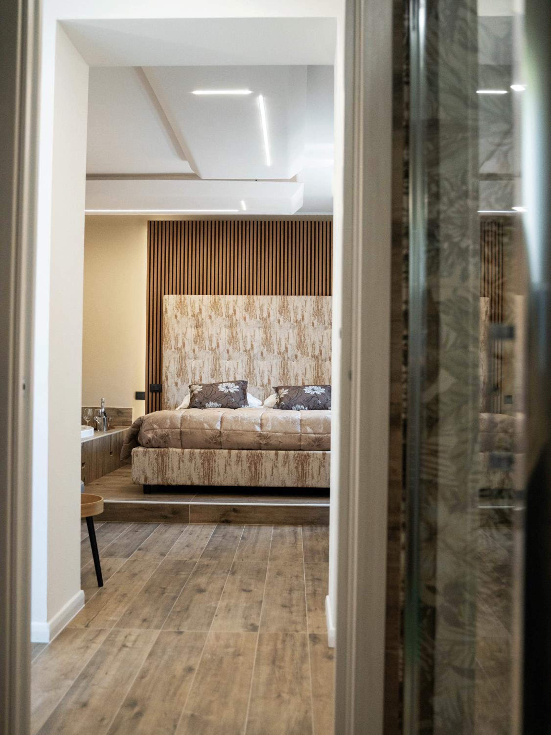 Deluxe Suite with Spa Bath - Photo 5