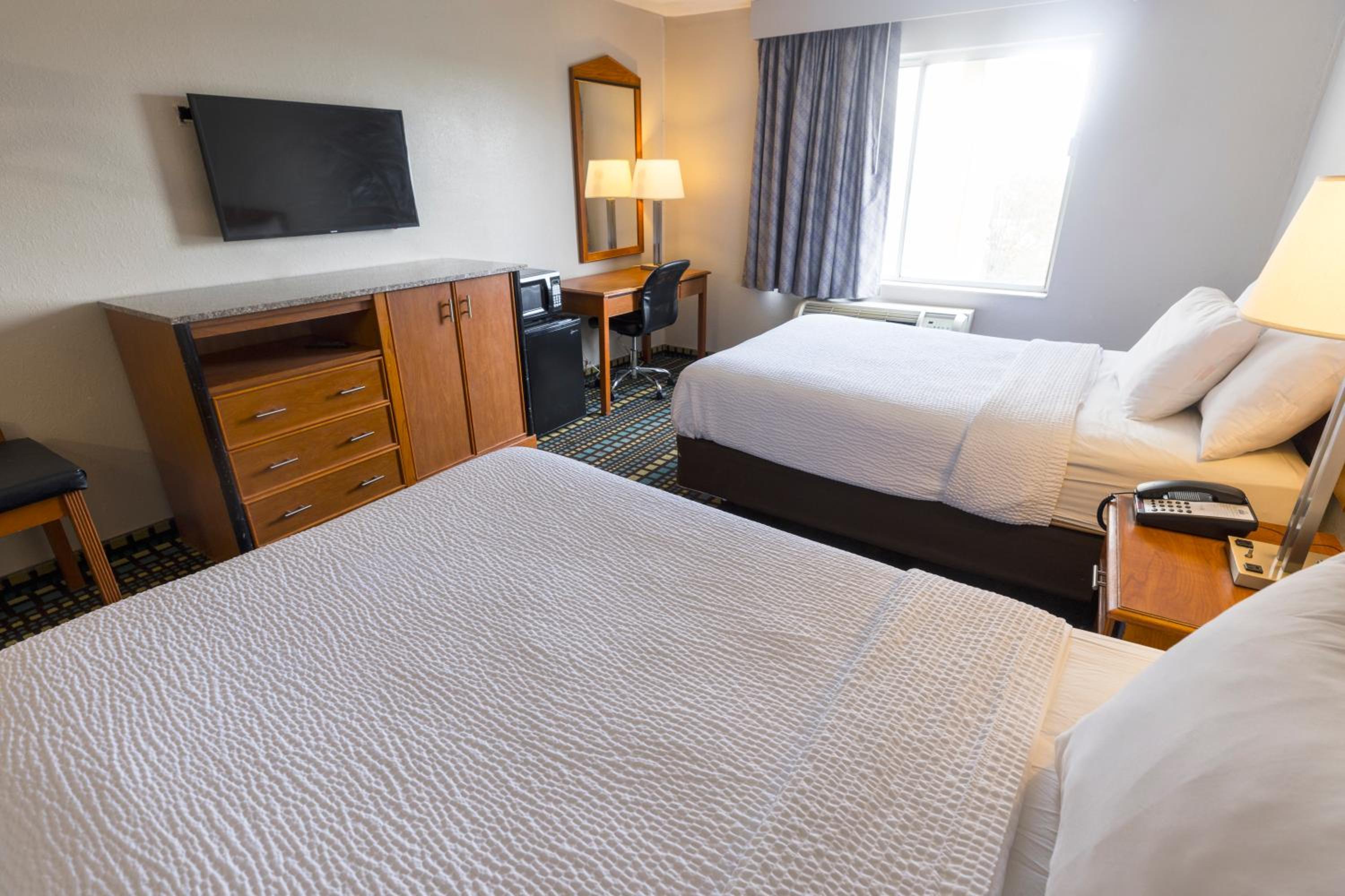 Double Room with Two Double Beds - Pet Friendly/Smoking - Photo 1