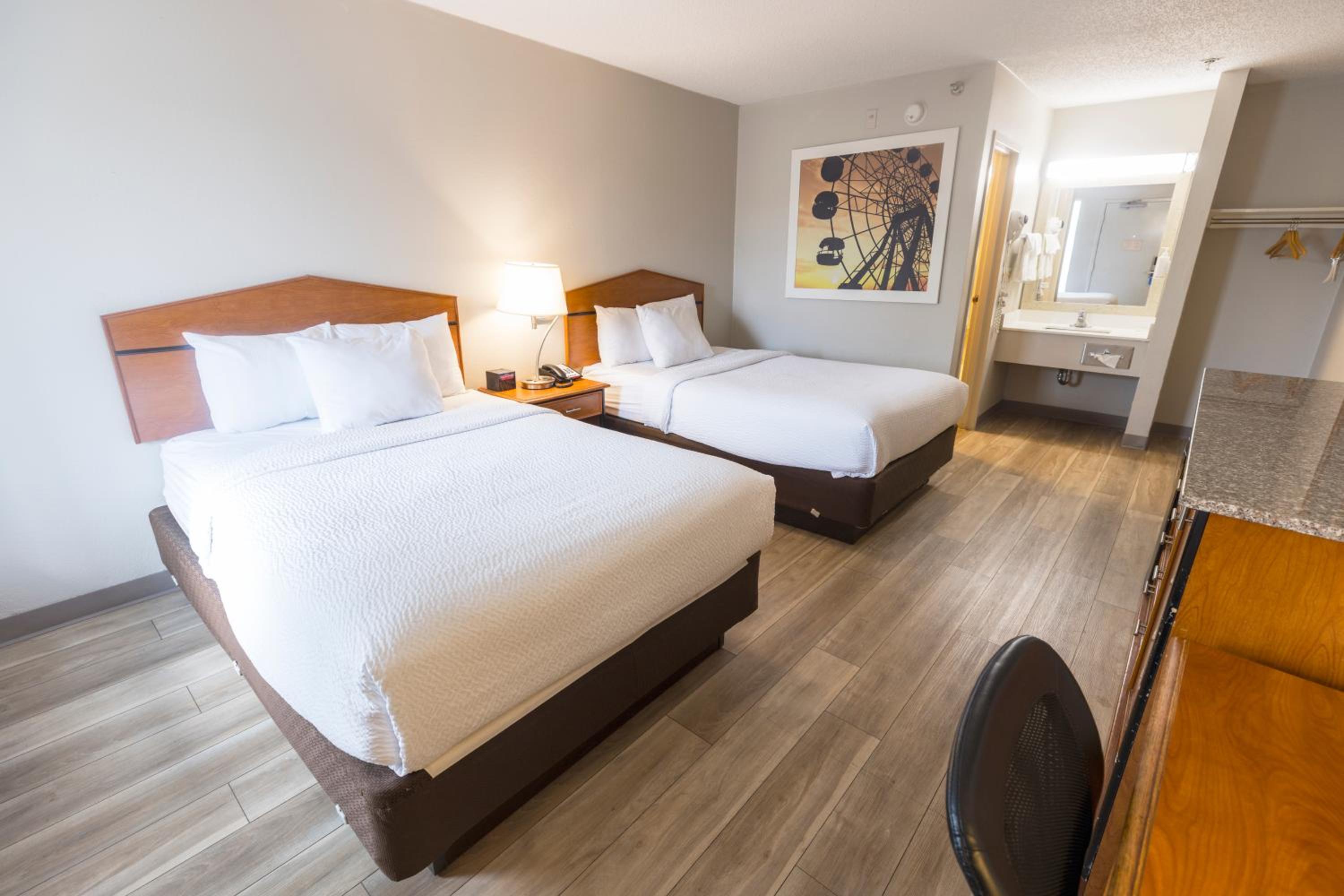 Double Room with Two Double Beds - Pet Friendly/Smoking - Photo 2