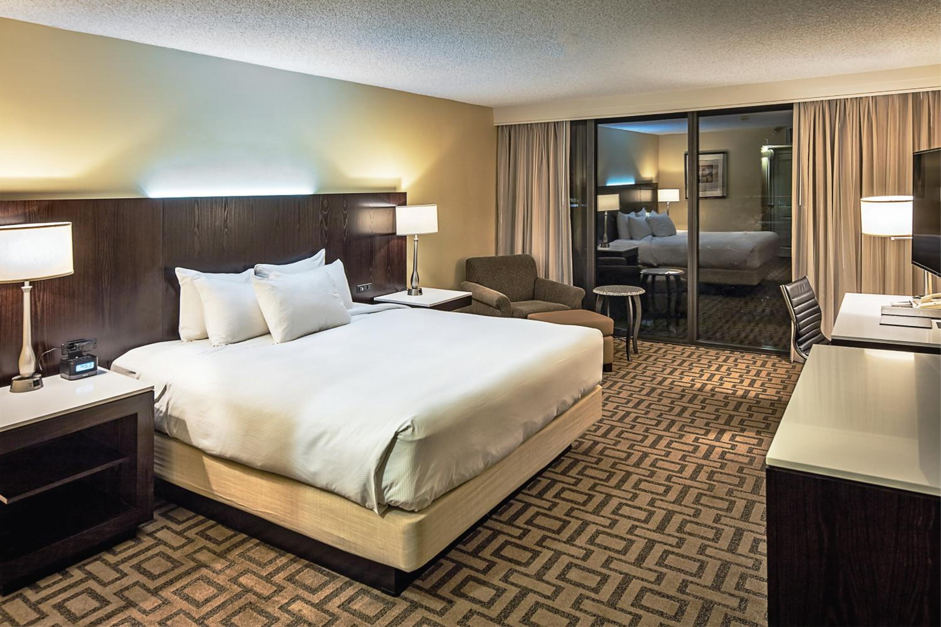 High Floor King Room - Hearing Accessible photo 3