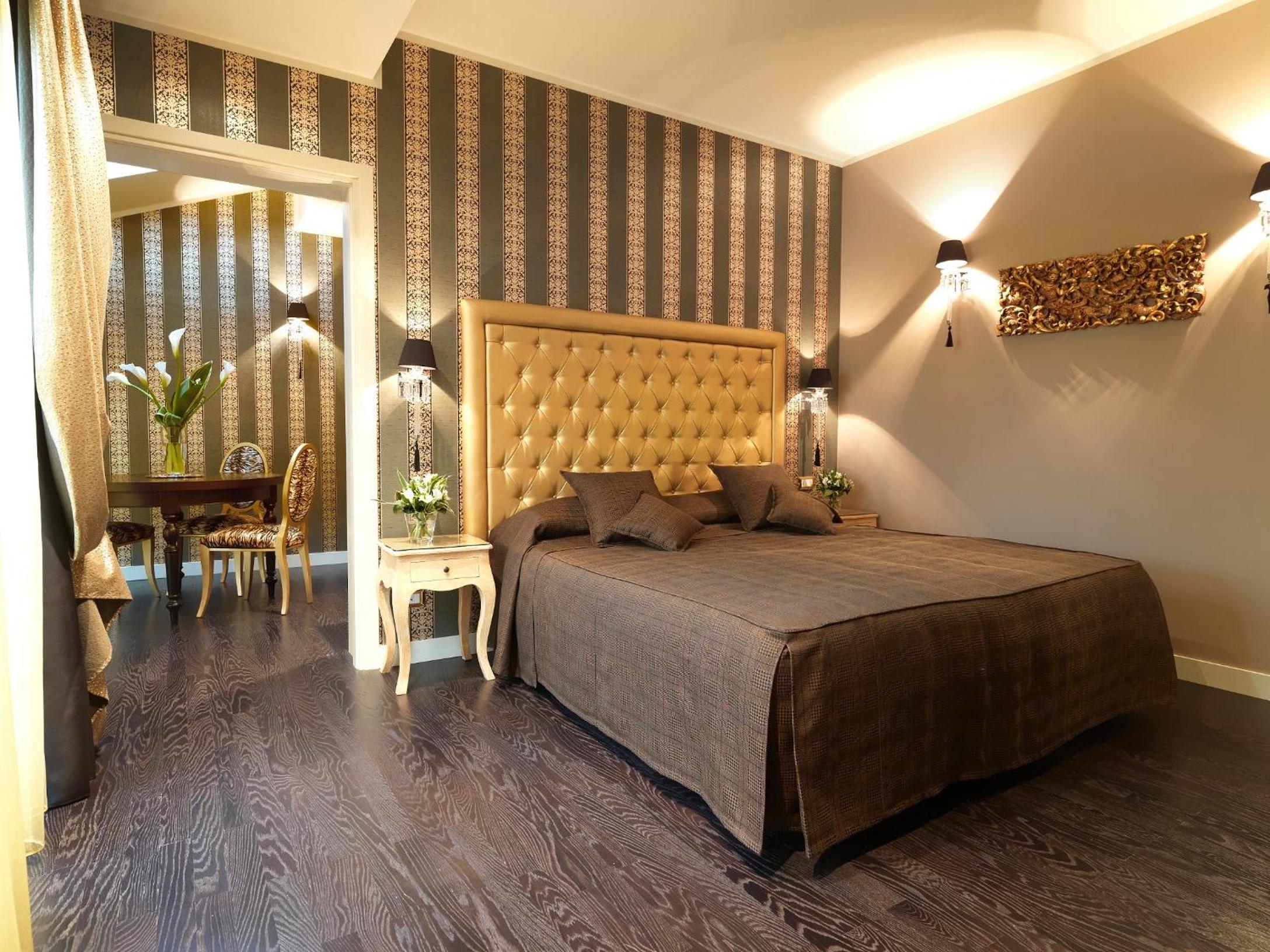 Suite with Balcony - Photo 3