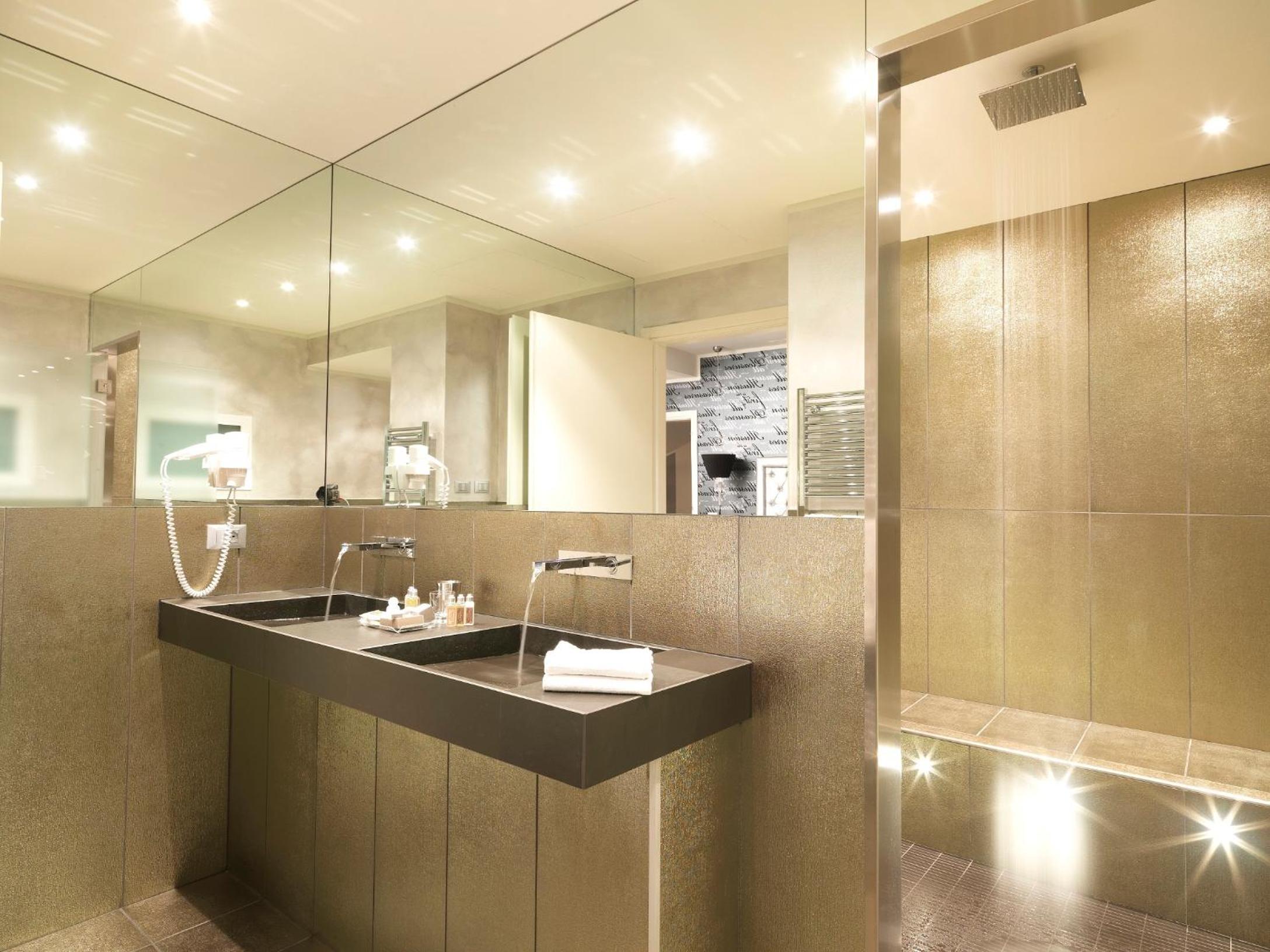 Suite with Balcony - Photo 4