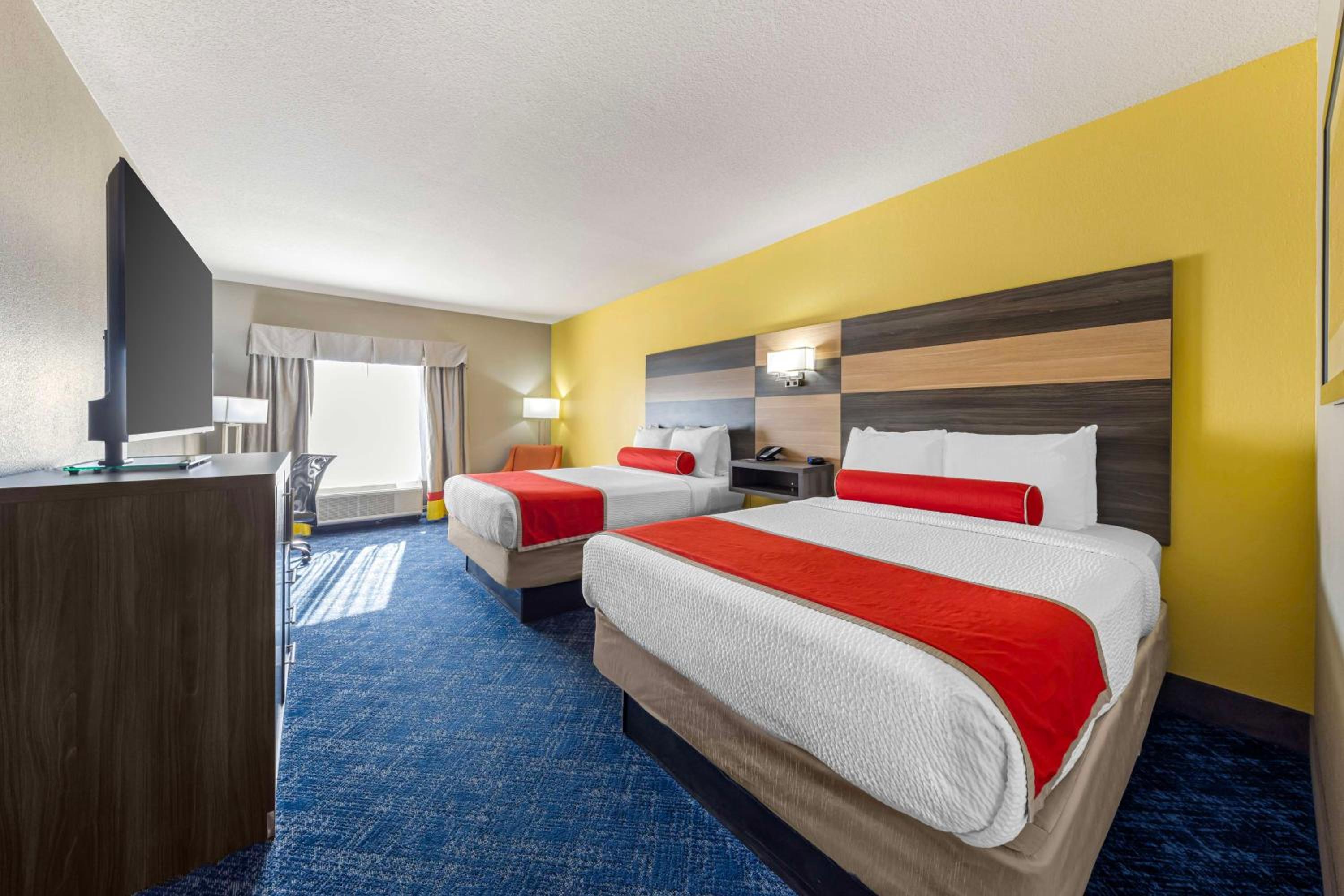 Queen Room with Two Queen Beds - Non-Smoking photo 1