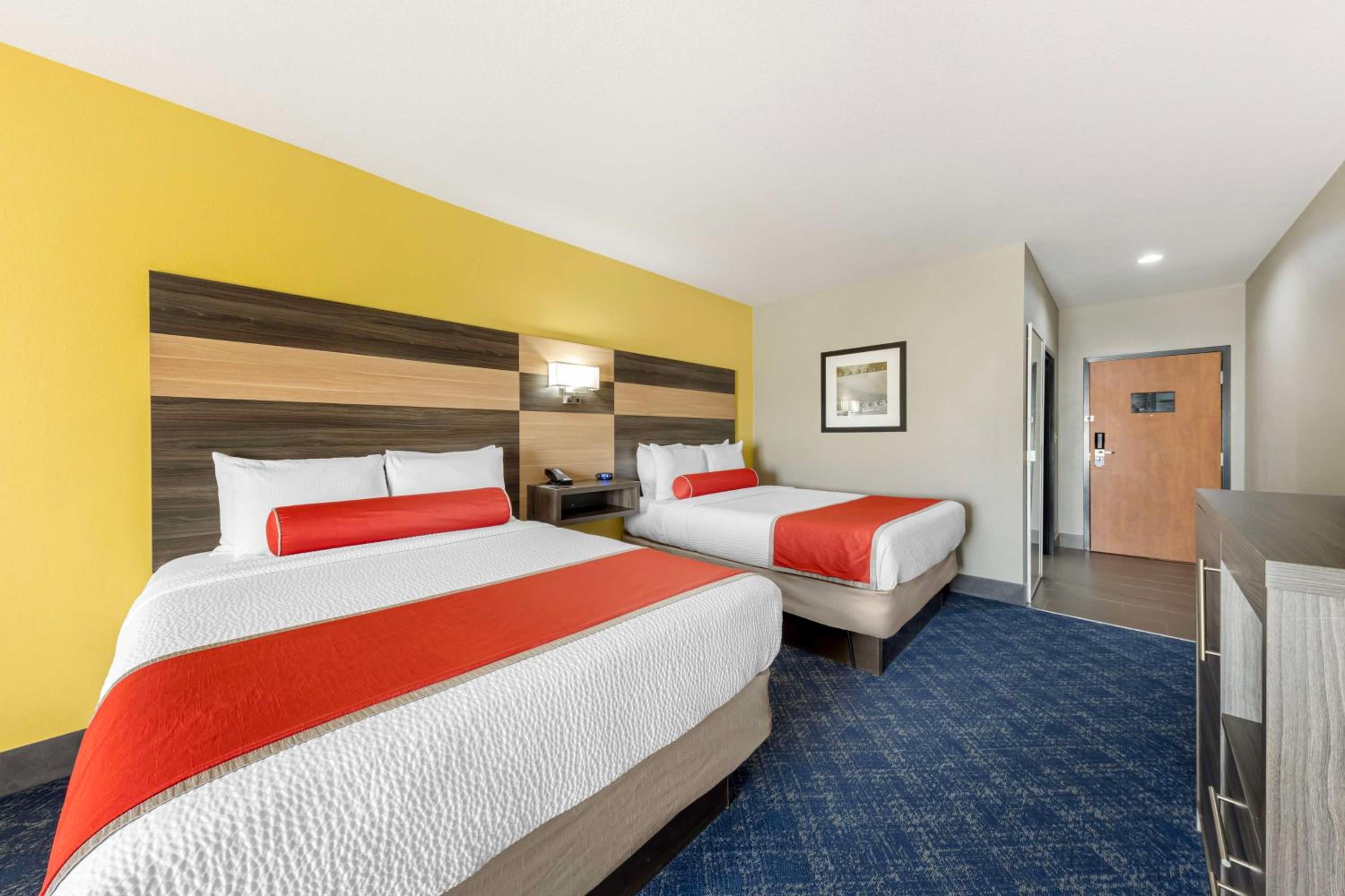 Queen Room with Two Queen Beds - Non-Smoking photo 2
