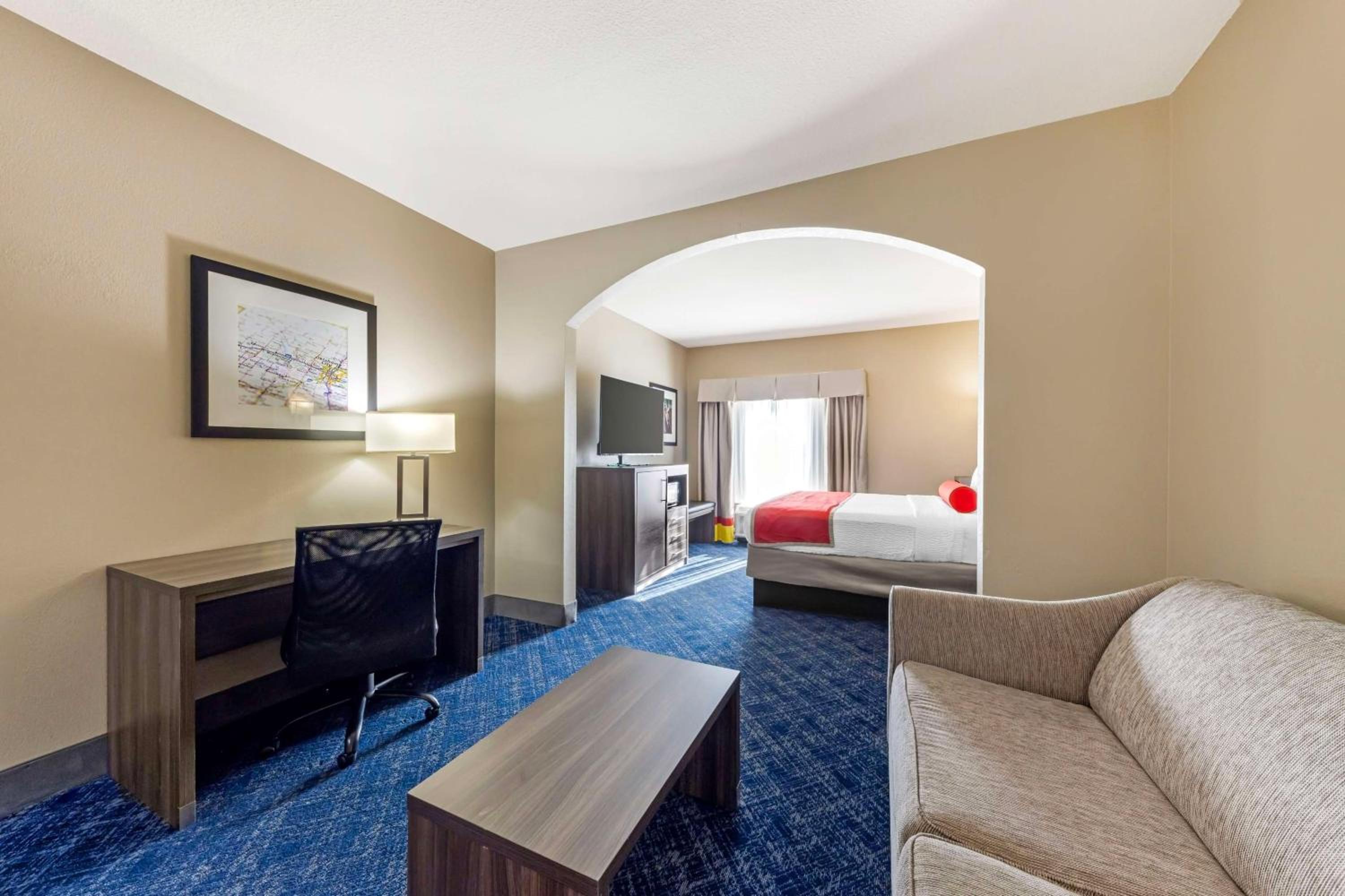 King Suite - Non-Smoking photo 3
