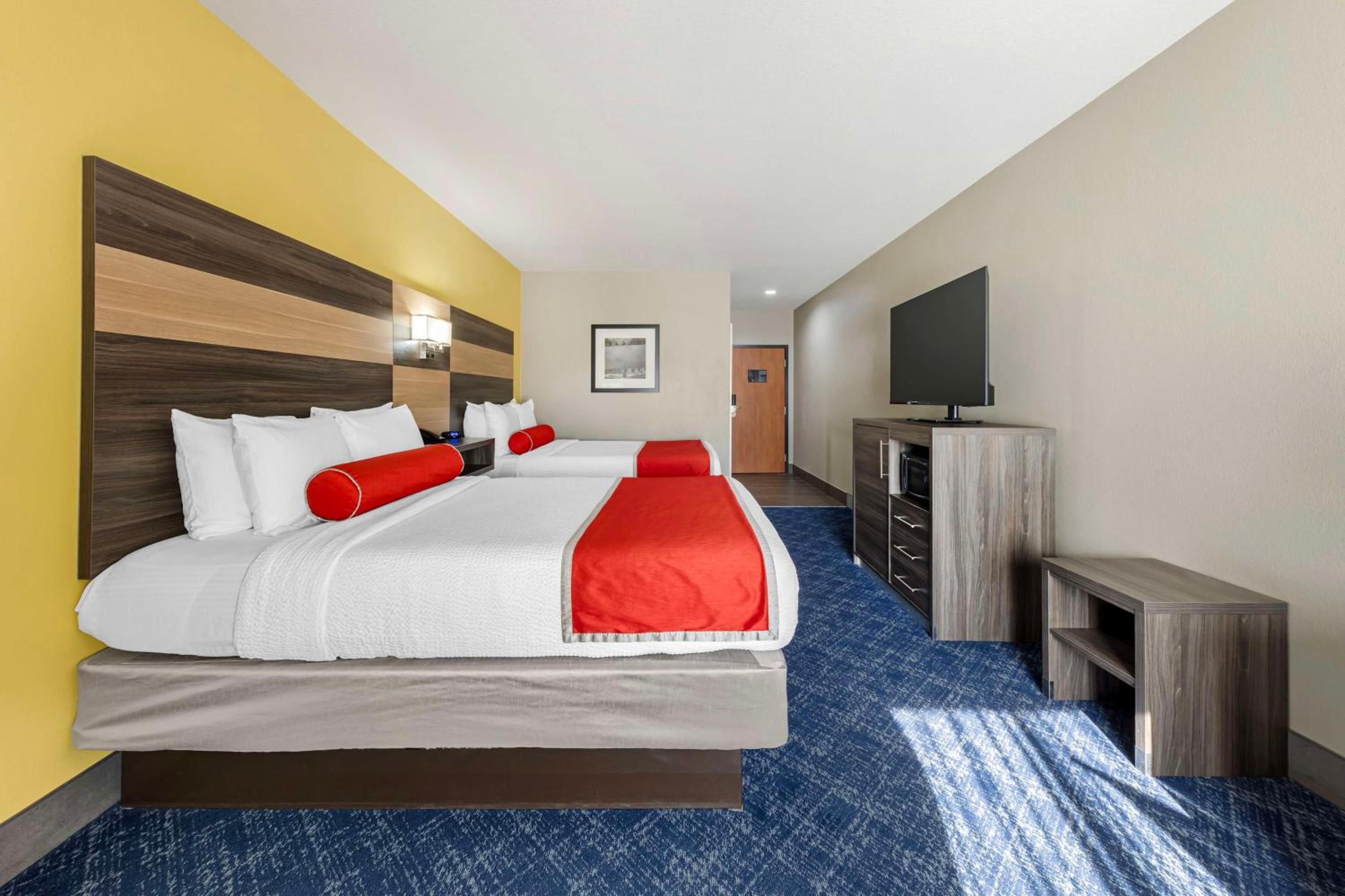 Queen Room with Two Queen Beds - Non-Smoking photo 3