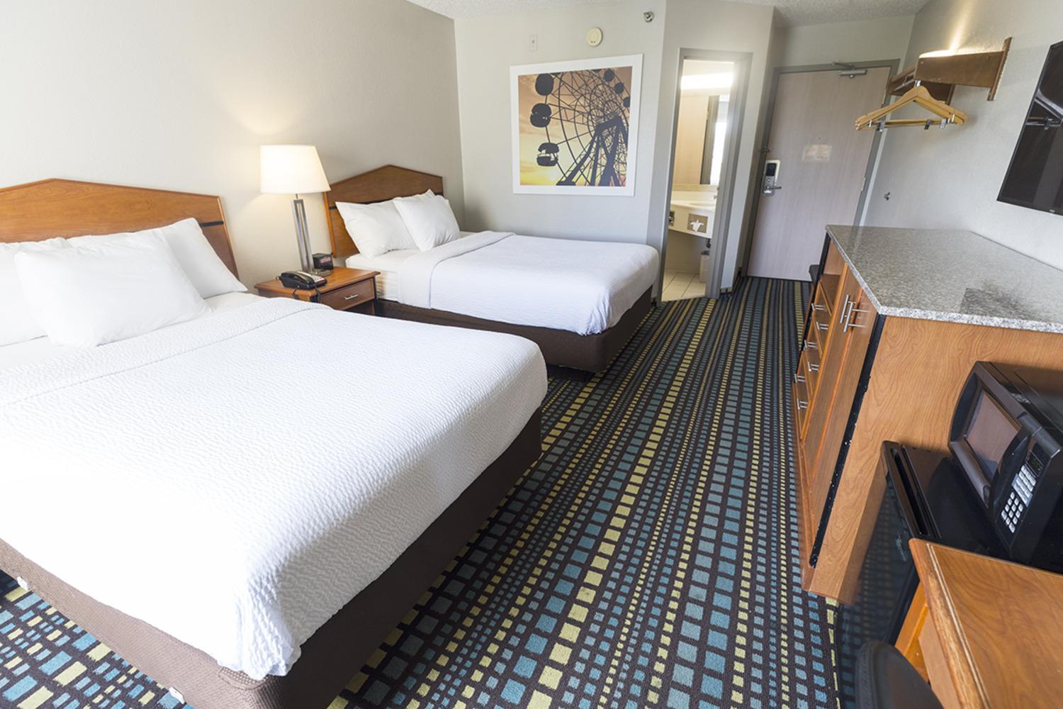 Double Room with Two Double Beds - Pet Friendly/Smoking - Photo 6