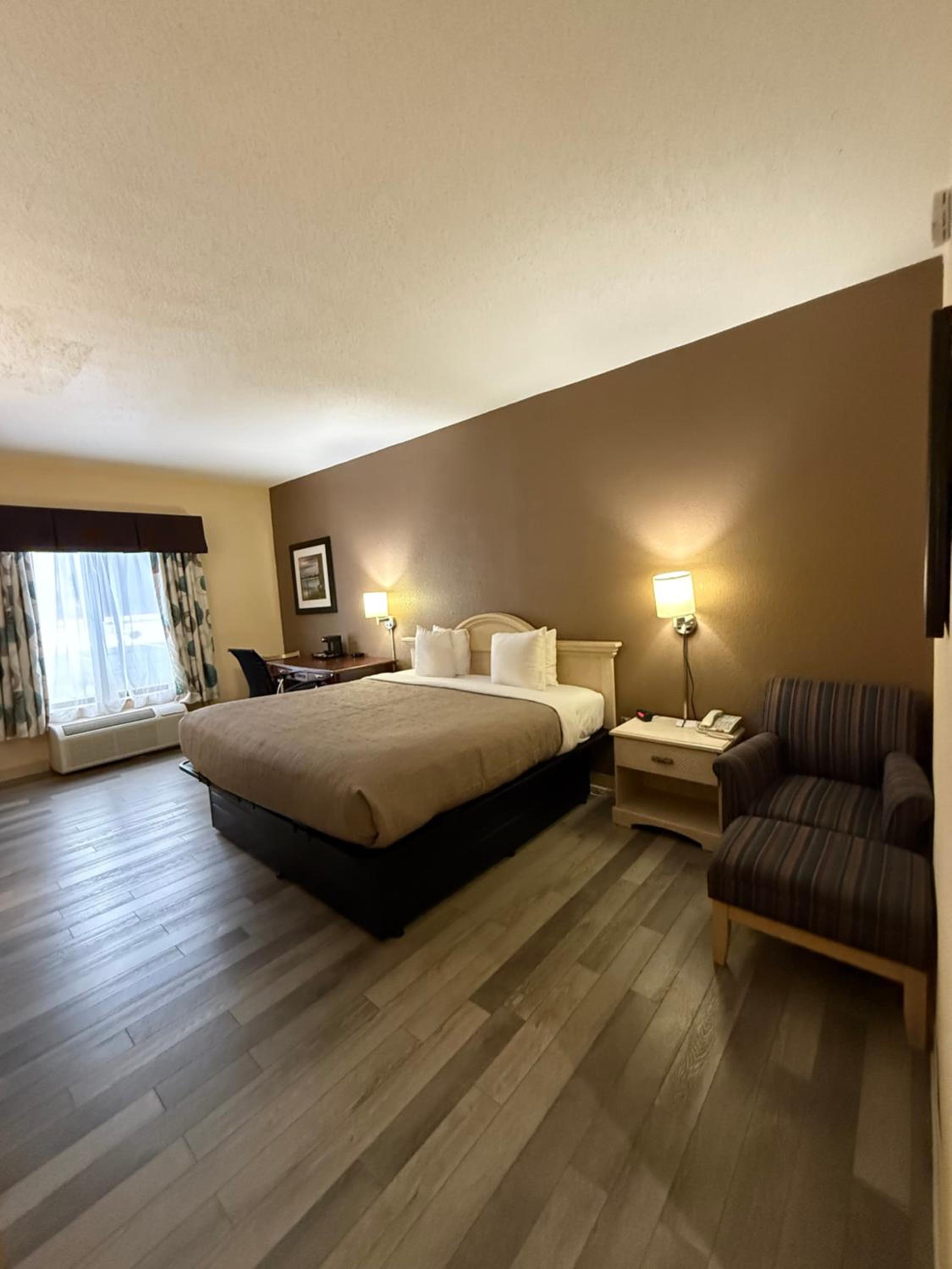 King Room - Accessible/Non-Smoking photo 2