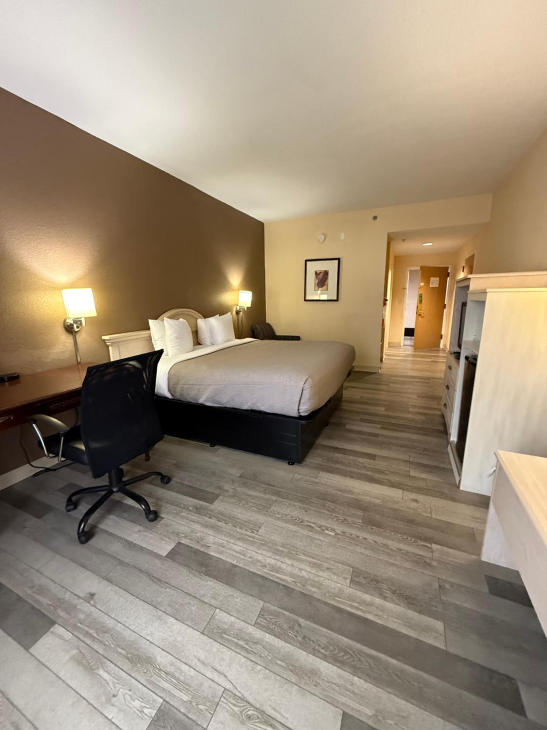 King Room - Accessible/Non-Smoking photo 3
