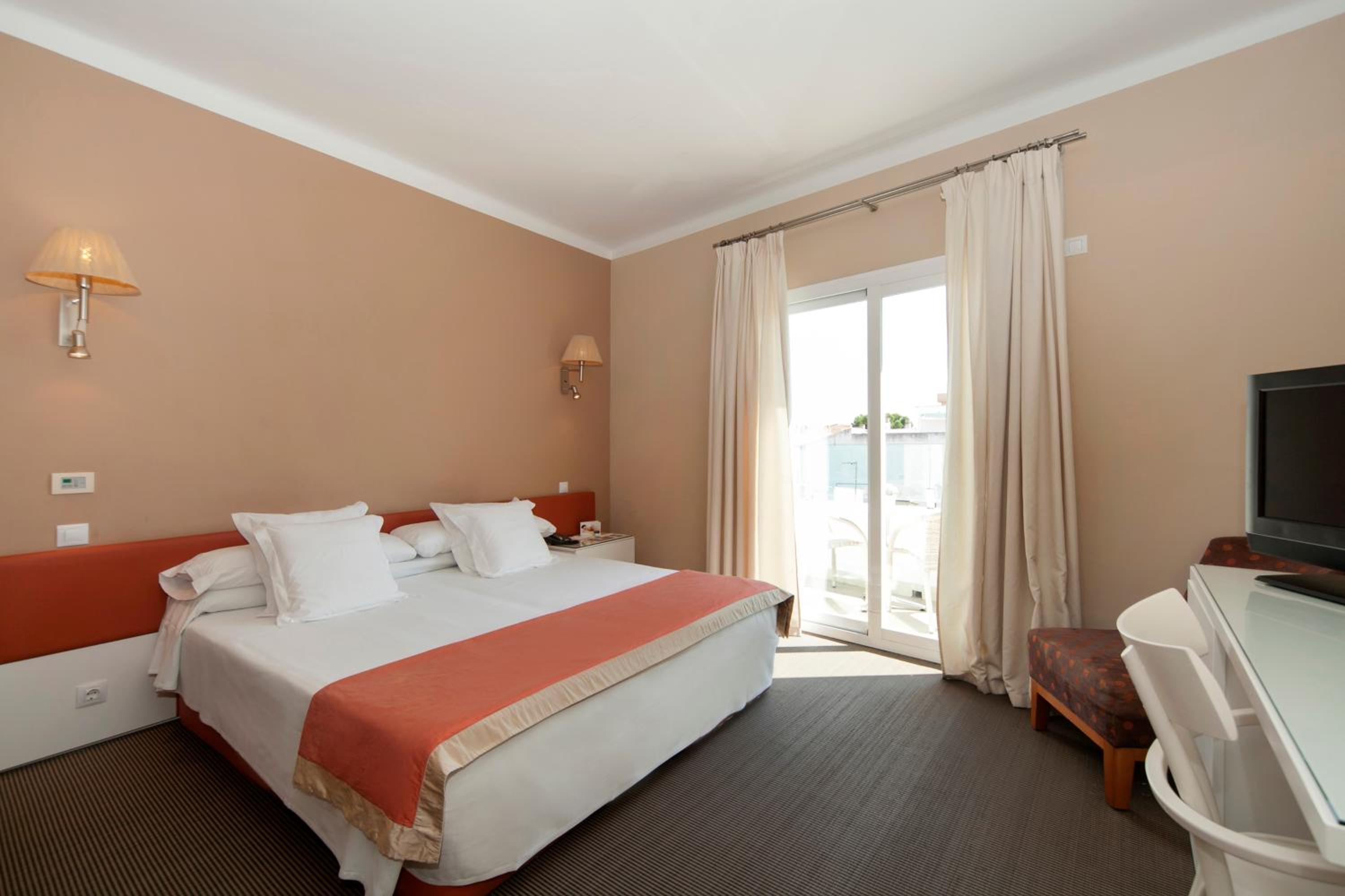 Double Room with Balcony thumbnail 6