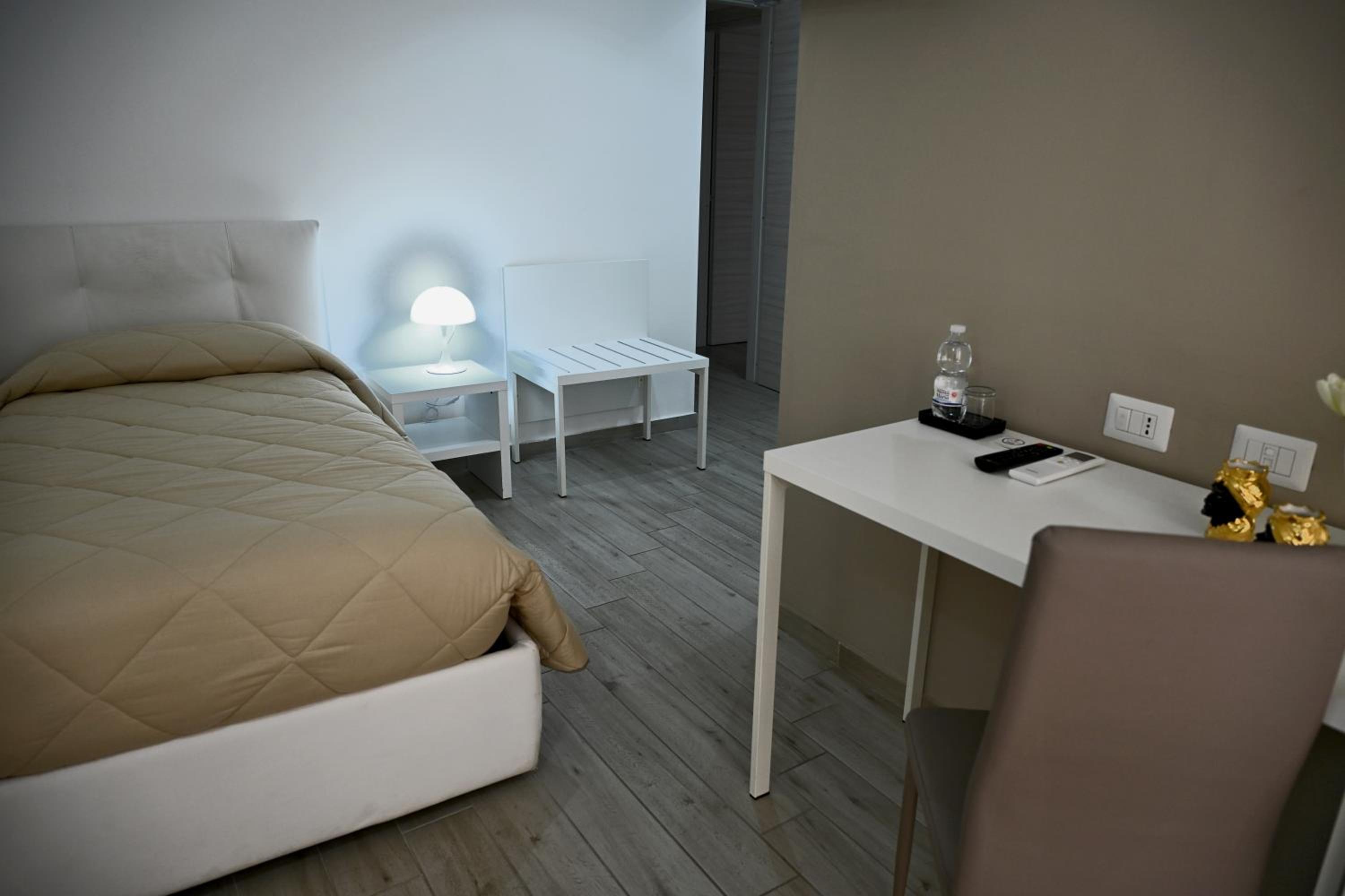 Single Room with Private Bathroom photo 2