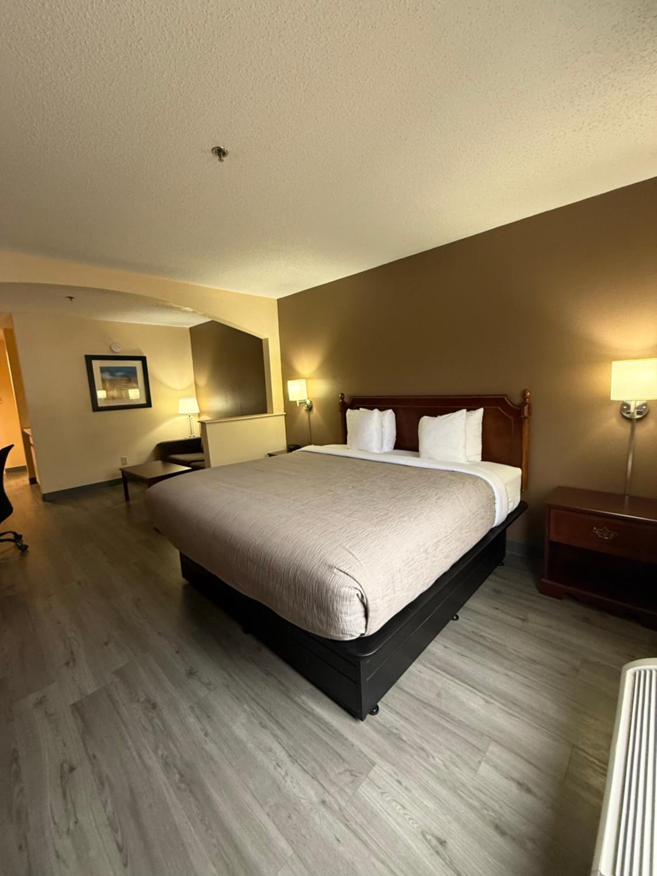 King Suite with Whirlpool - Non-smoking photo 1