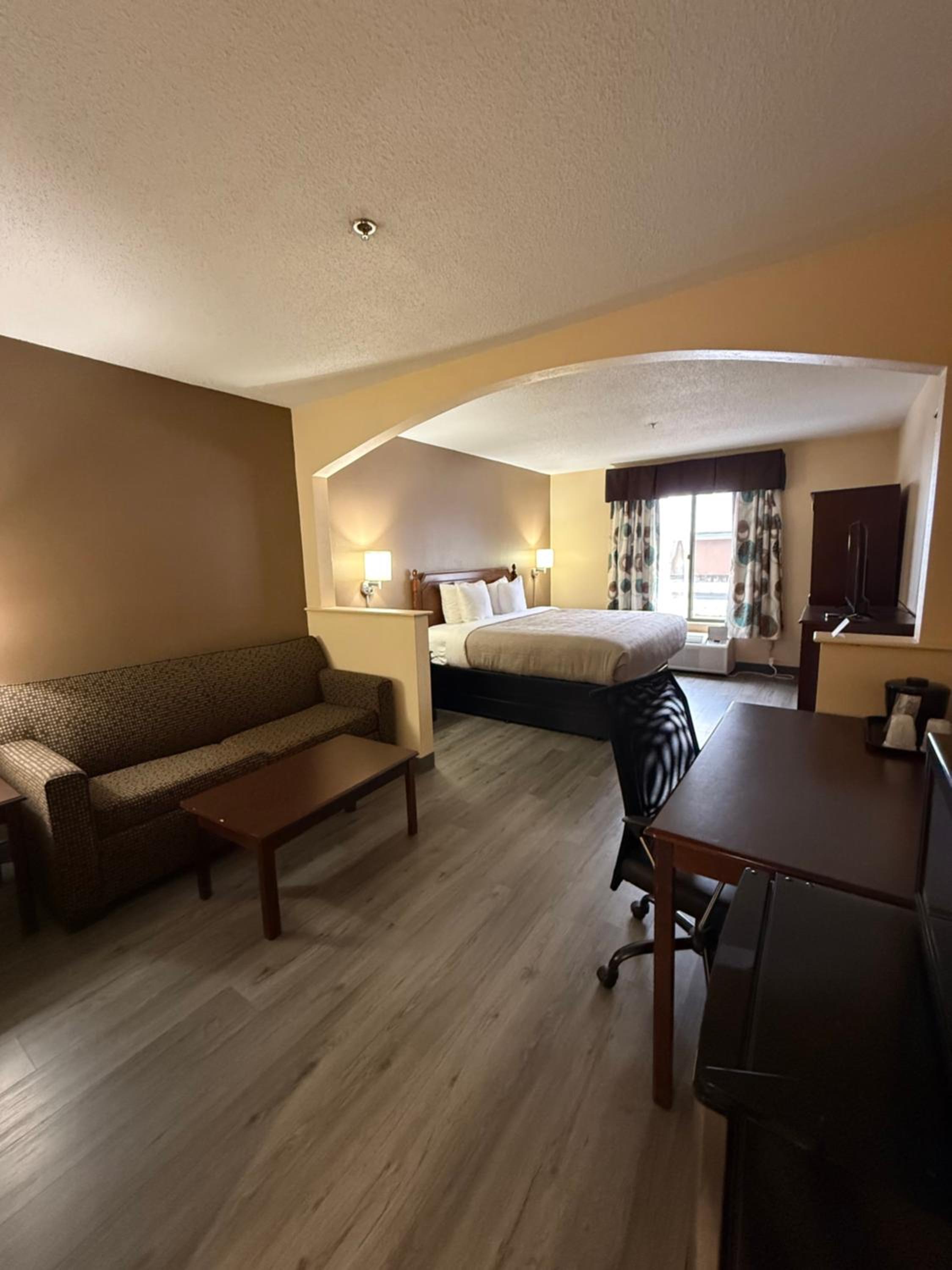 King Suite with Whirlpool - Non-smoking photo 2