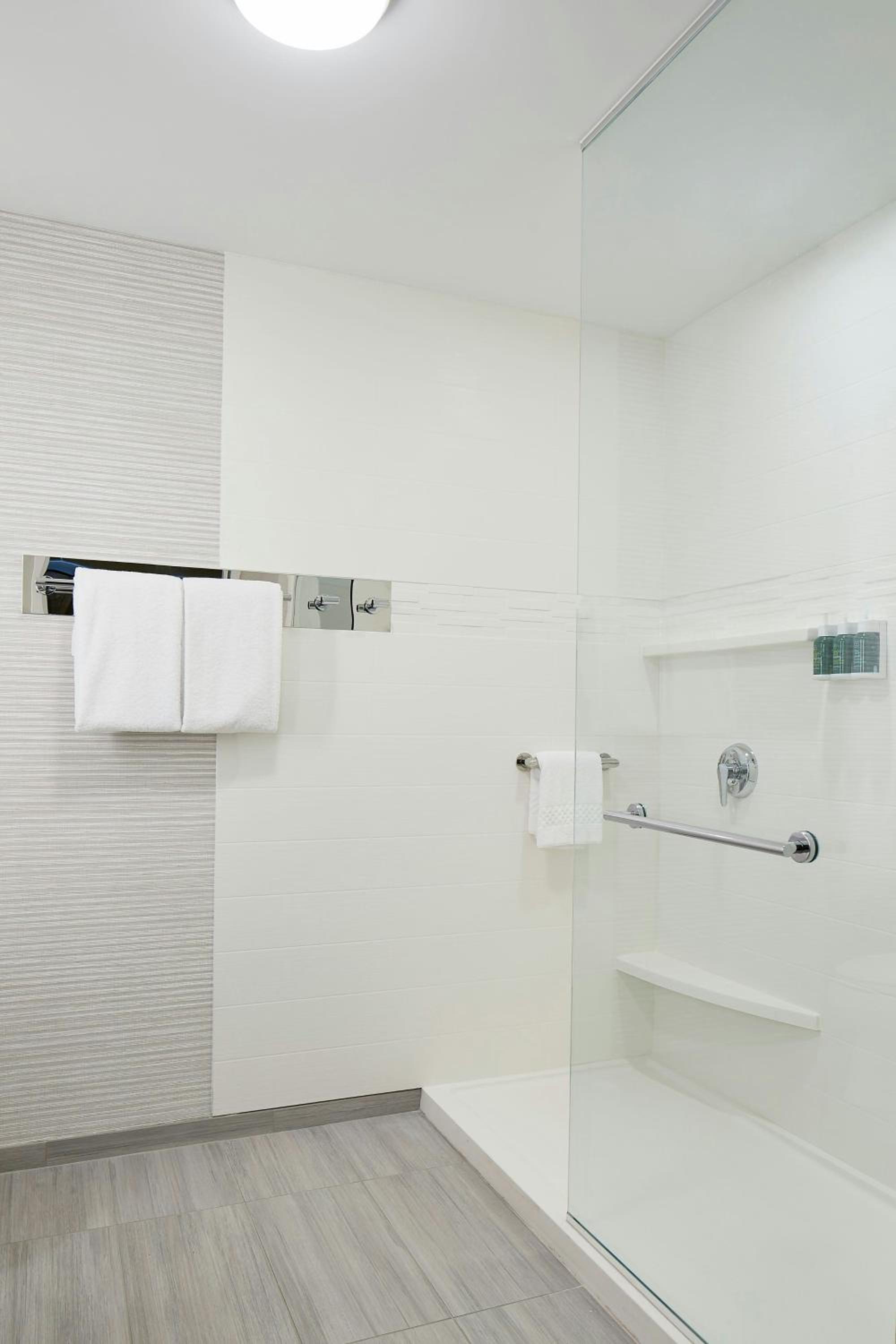 Studio King Room with Sofa Bed and Balcony - Mobility Accessible with Tub