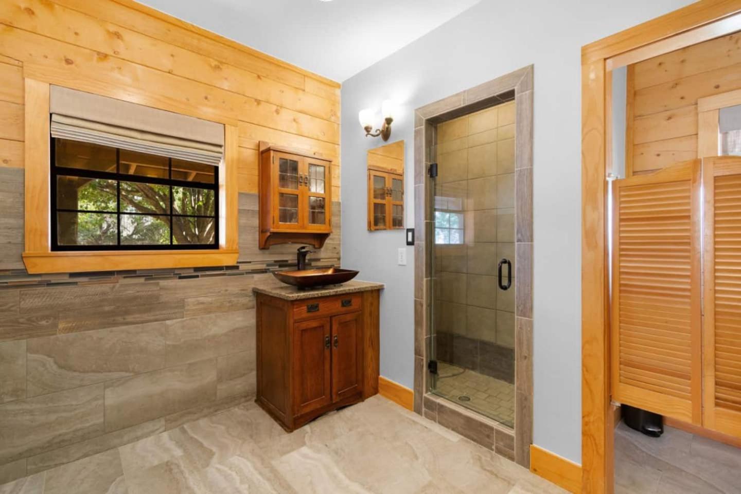 Five-Bedroom House photo 1