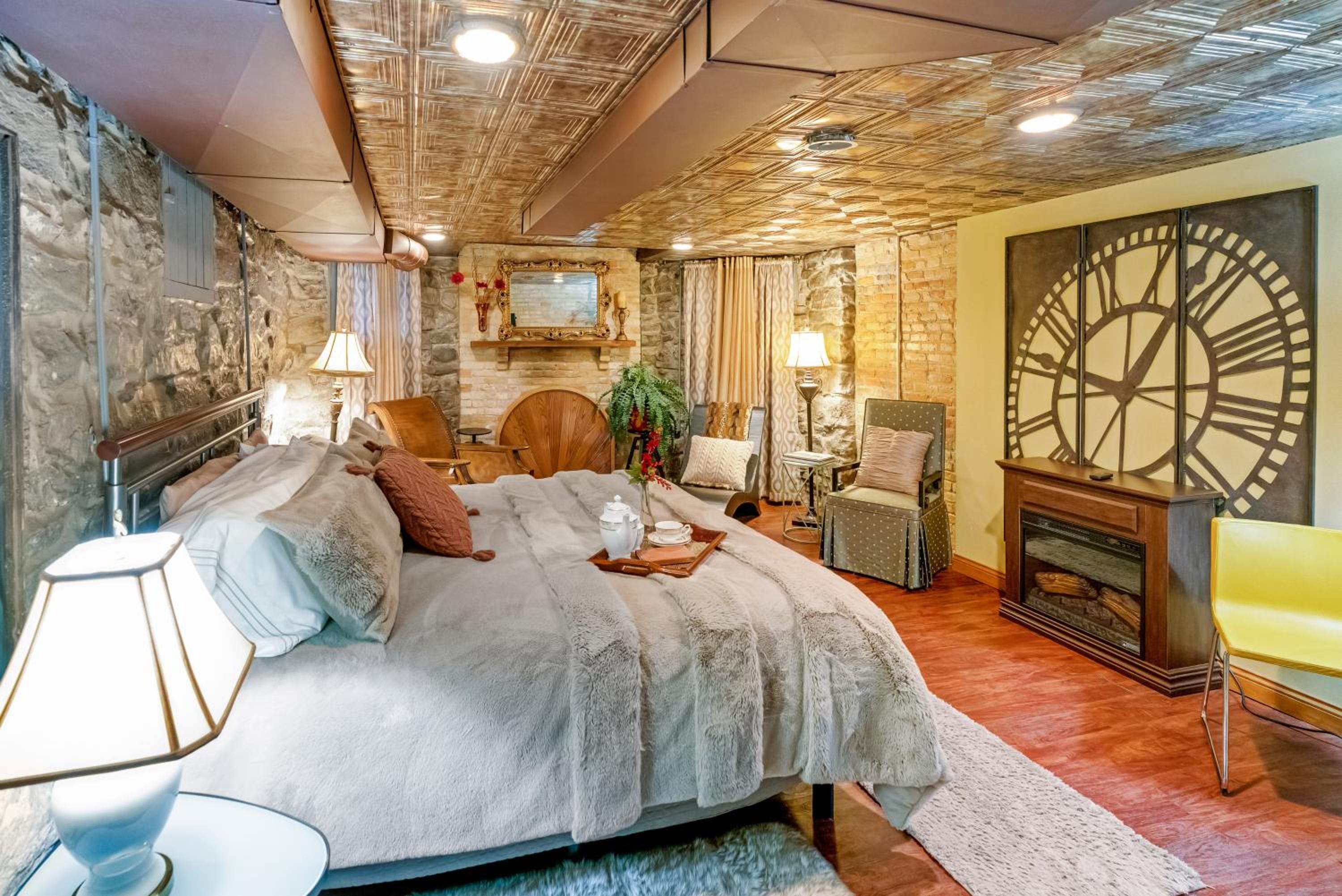 King Suite with Spa Bath photo 3