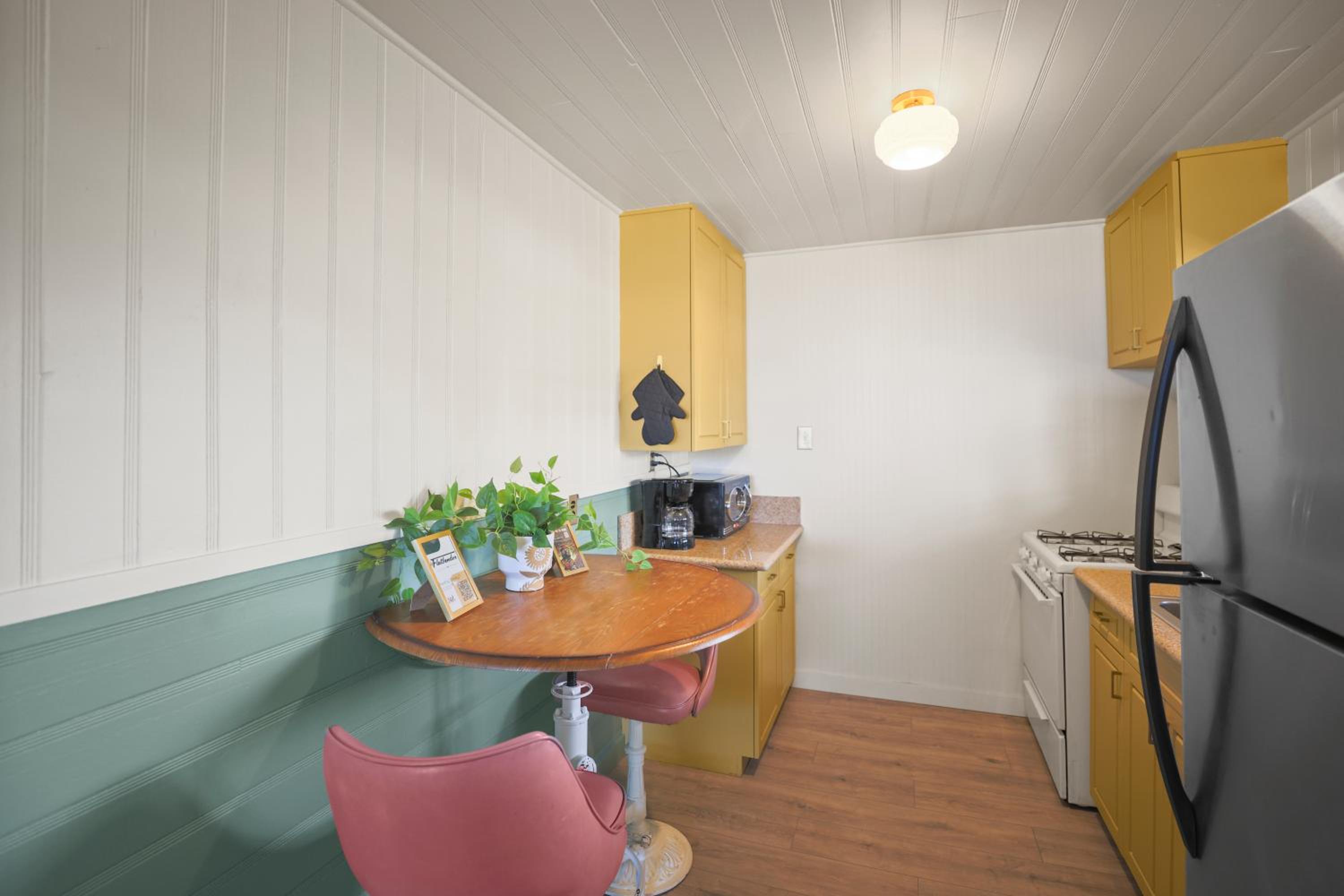 Two-Bedroom House - Photo 3