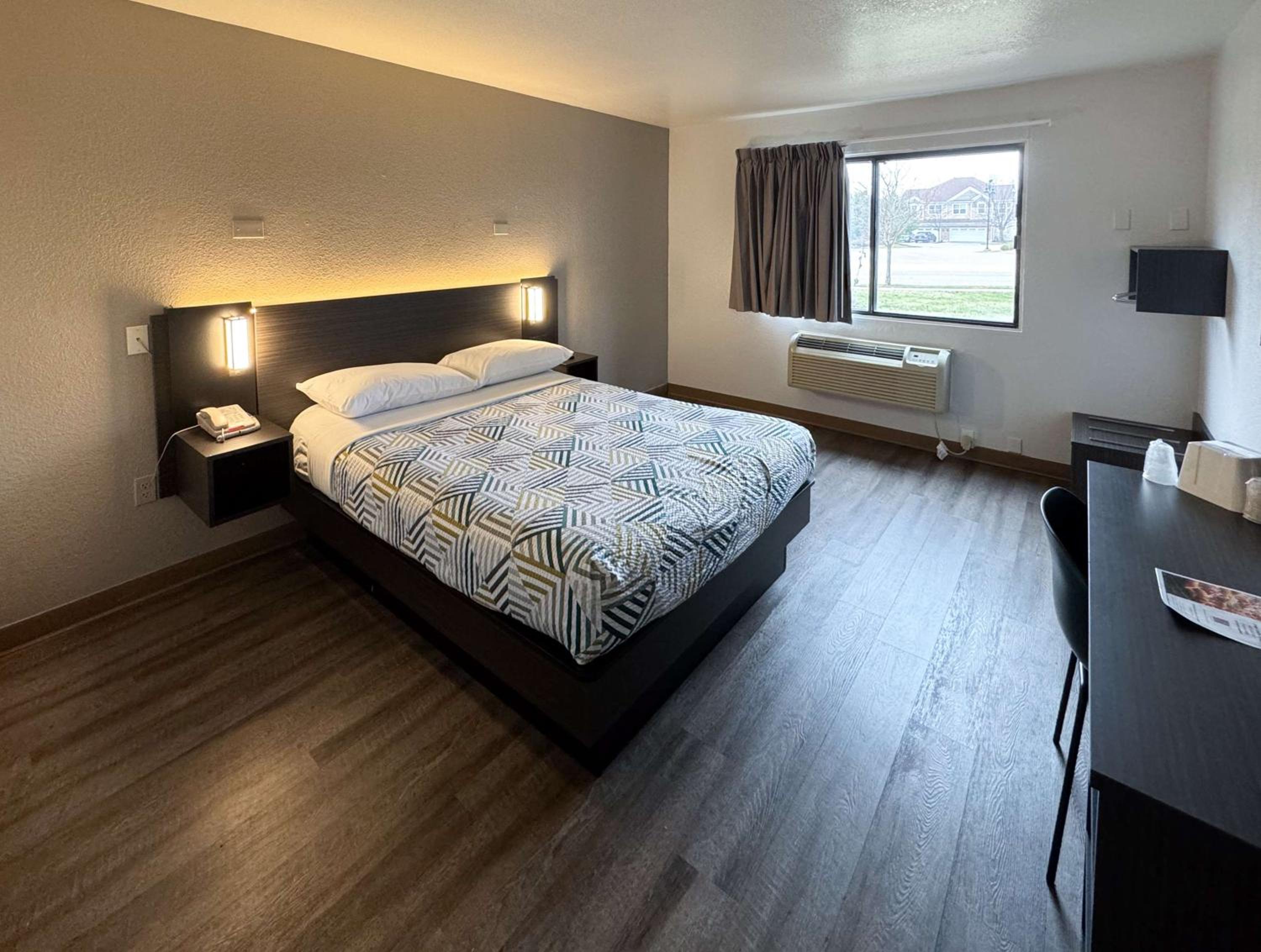 Deluxe King Room - Non-Smoking