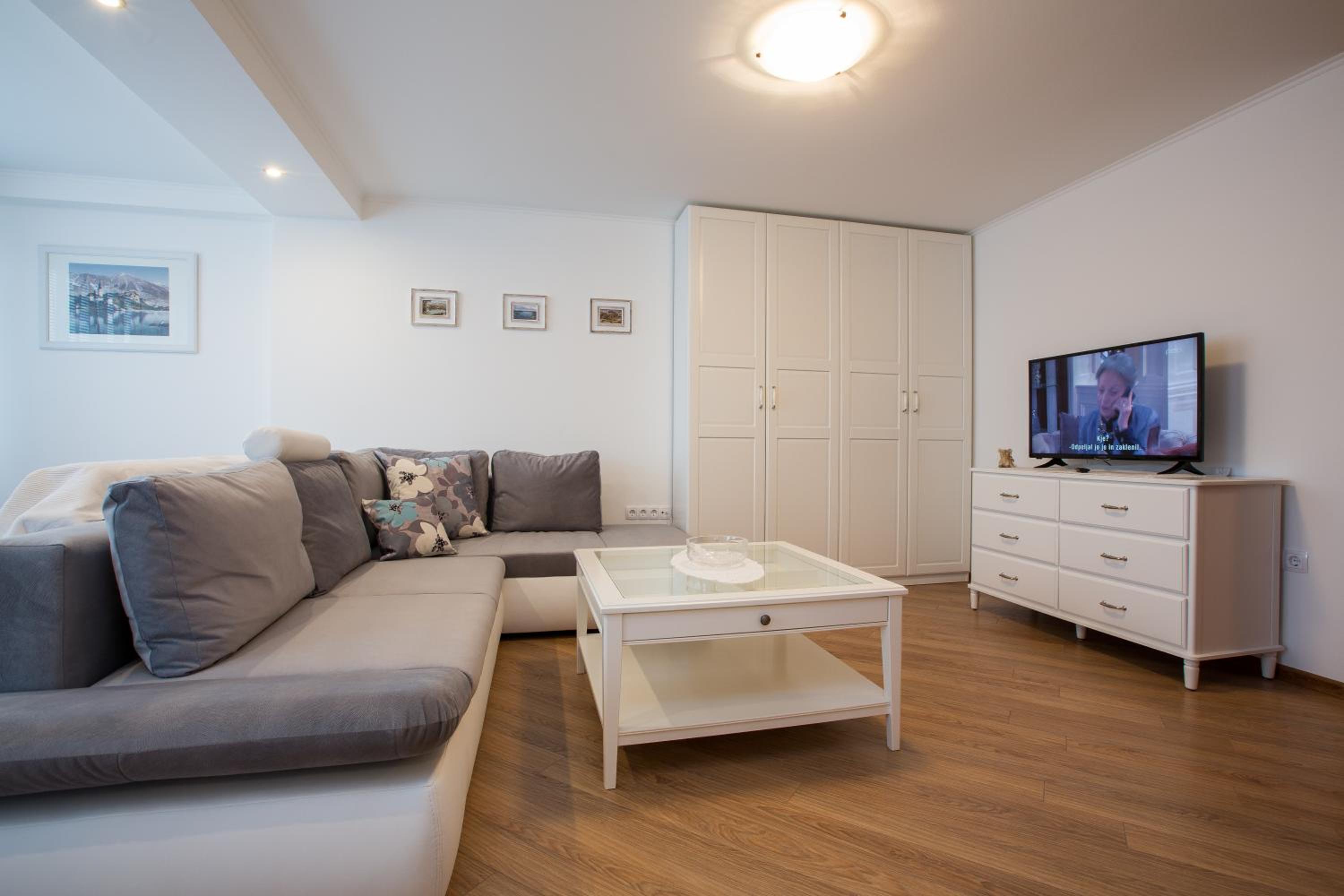 One-Bedroom Apartment - Photo 7