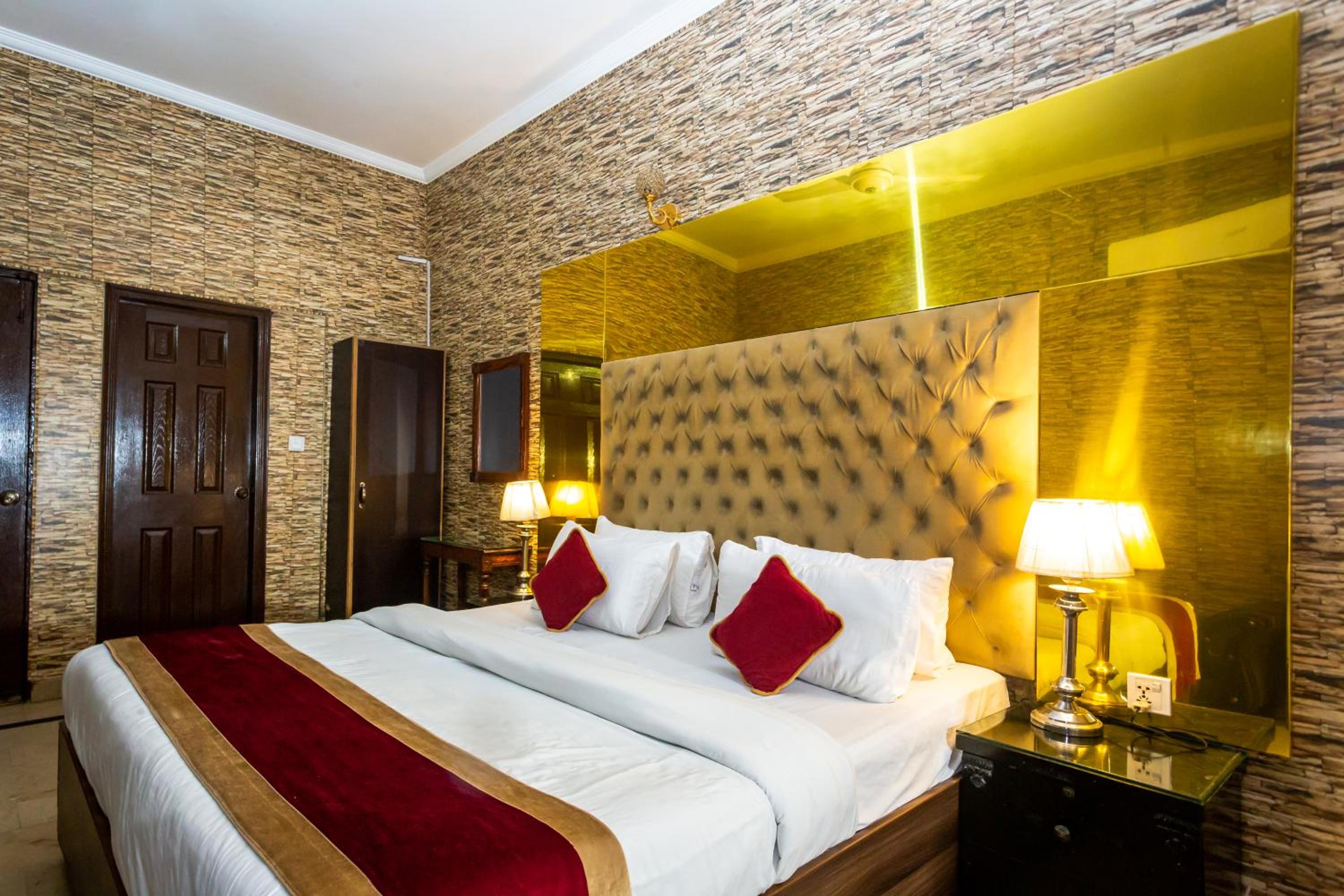 Deluxe King Room - Photo 1