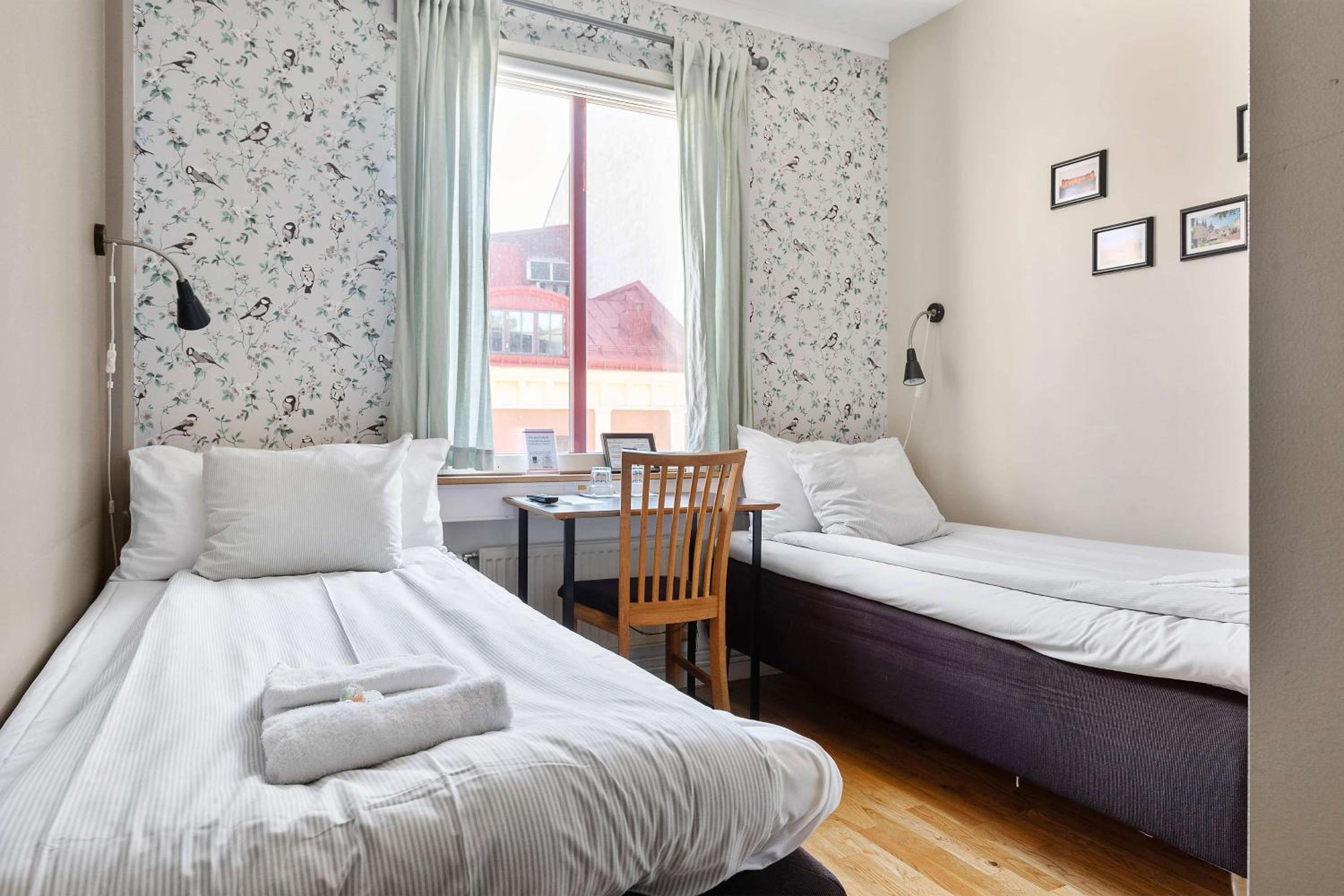 Economy Twin Room photo 3