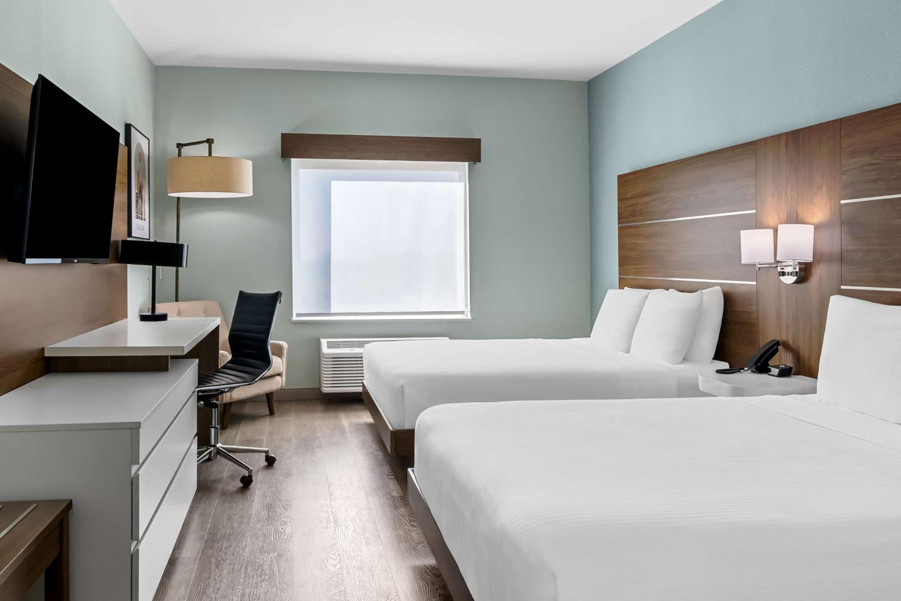 Queen Room with Two Queen Beds with Bath Tub - Mobility Accessible/Non-Smoking - Photo 1