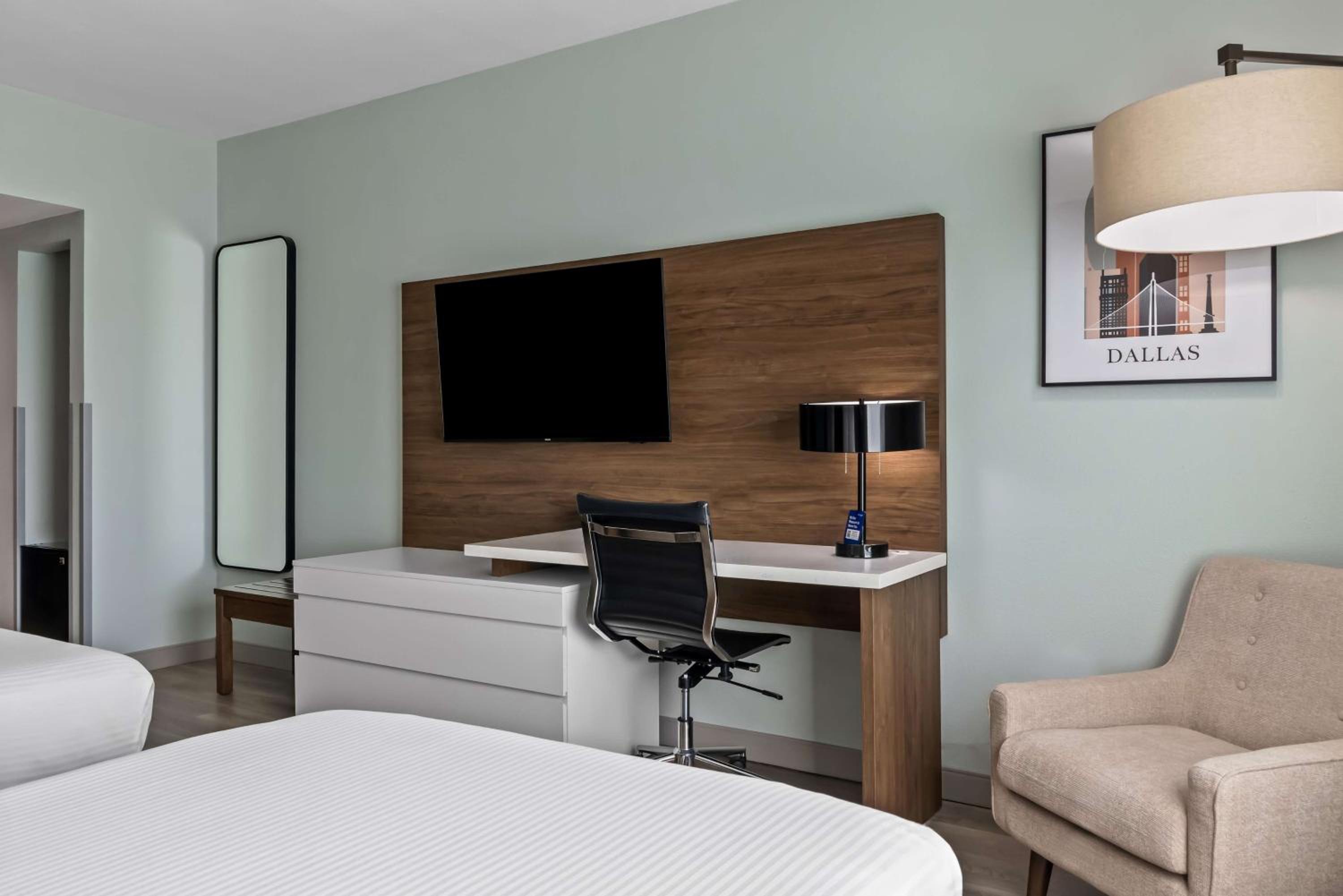 Queen Room with Two Queen Beds with Bath Tub - Mobility Accessible/Non-Smoking - Photo 2