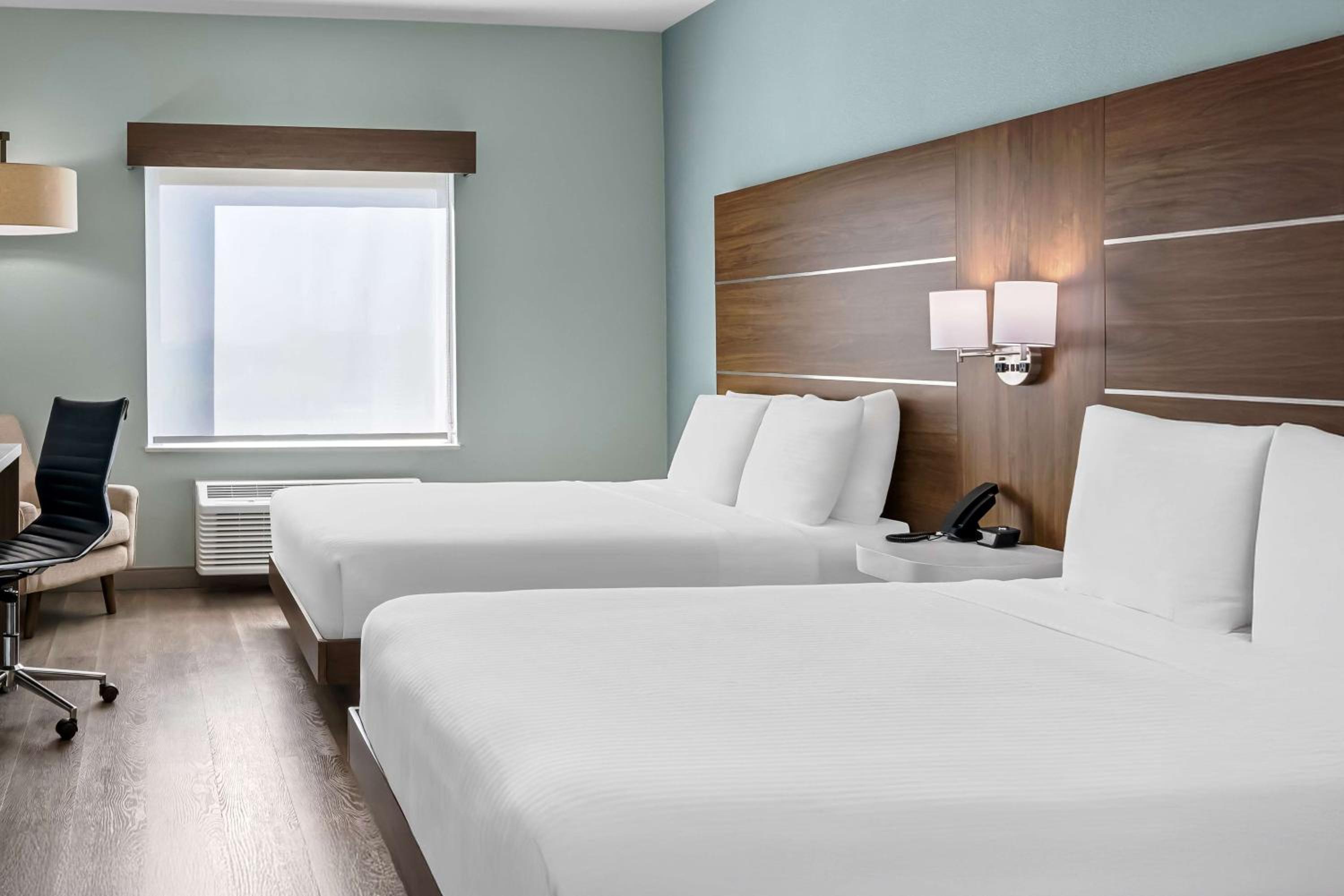 Queen Room with Two Queen Beds with Bath Tub - Mobility Accessible/Non-Smoking - Photo 3