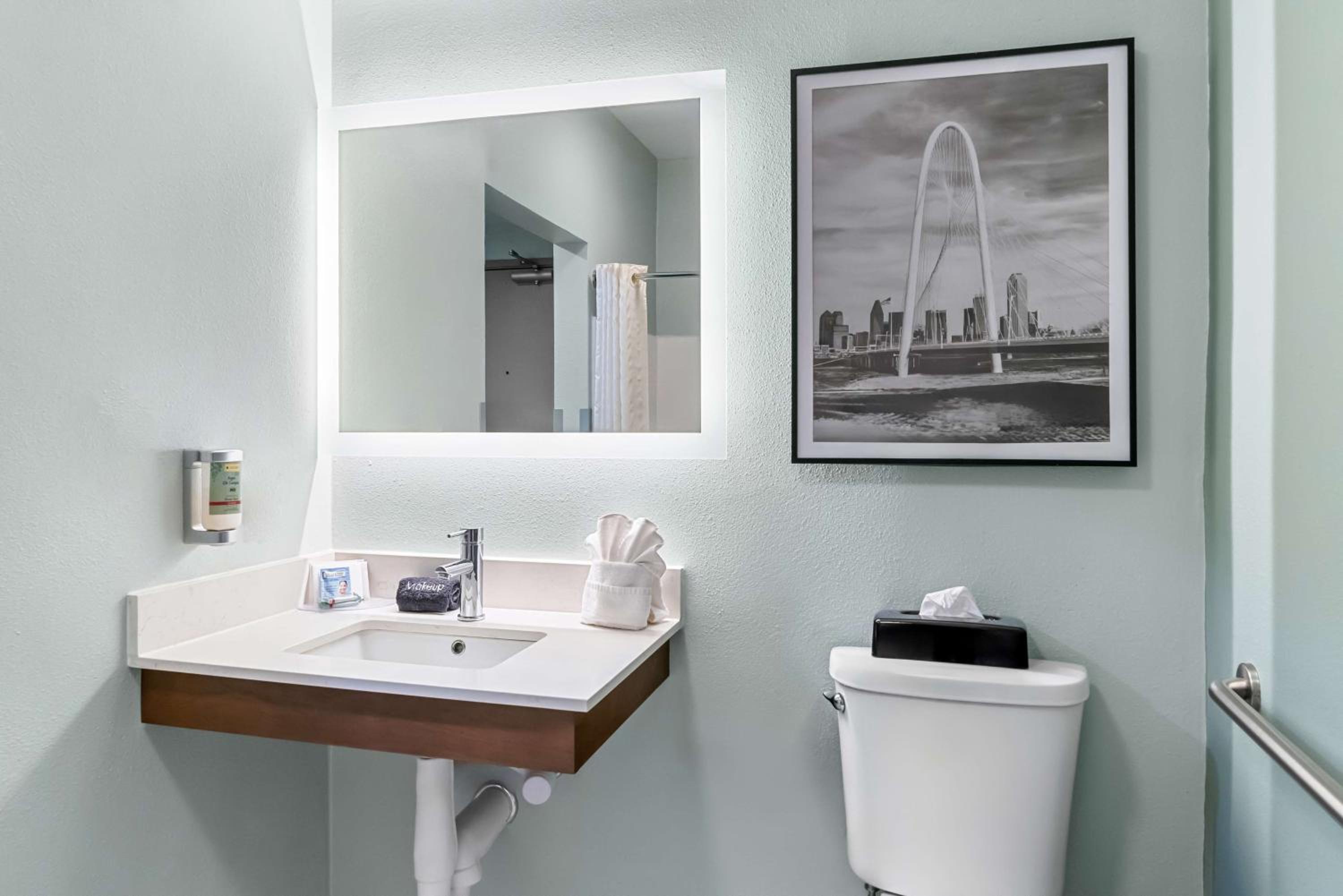 Queen Room with Two Queen Beds with Bath Tub - Mobility Accessible/Non-Smoking - Photo 4
