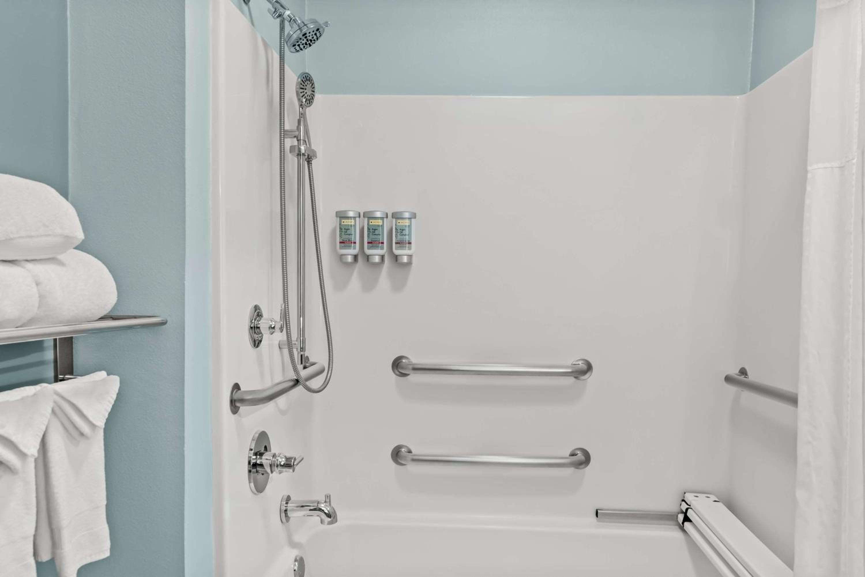 Queen Room with Two Queen Beds with Bath Tub - Mobility Accessible/Non-Smoking - Photo 5