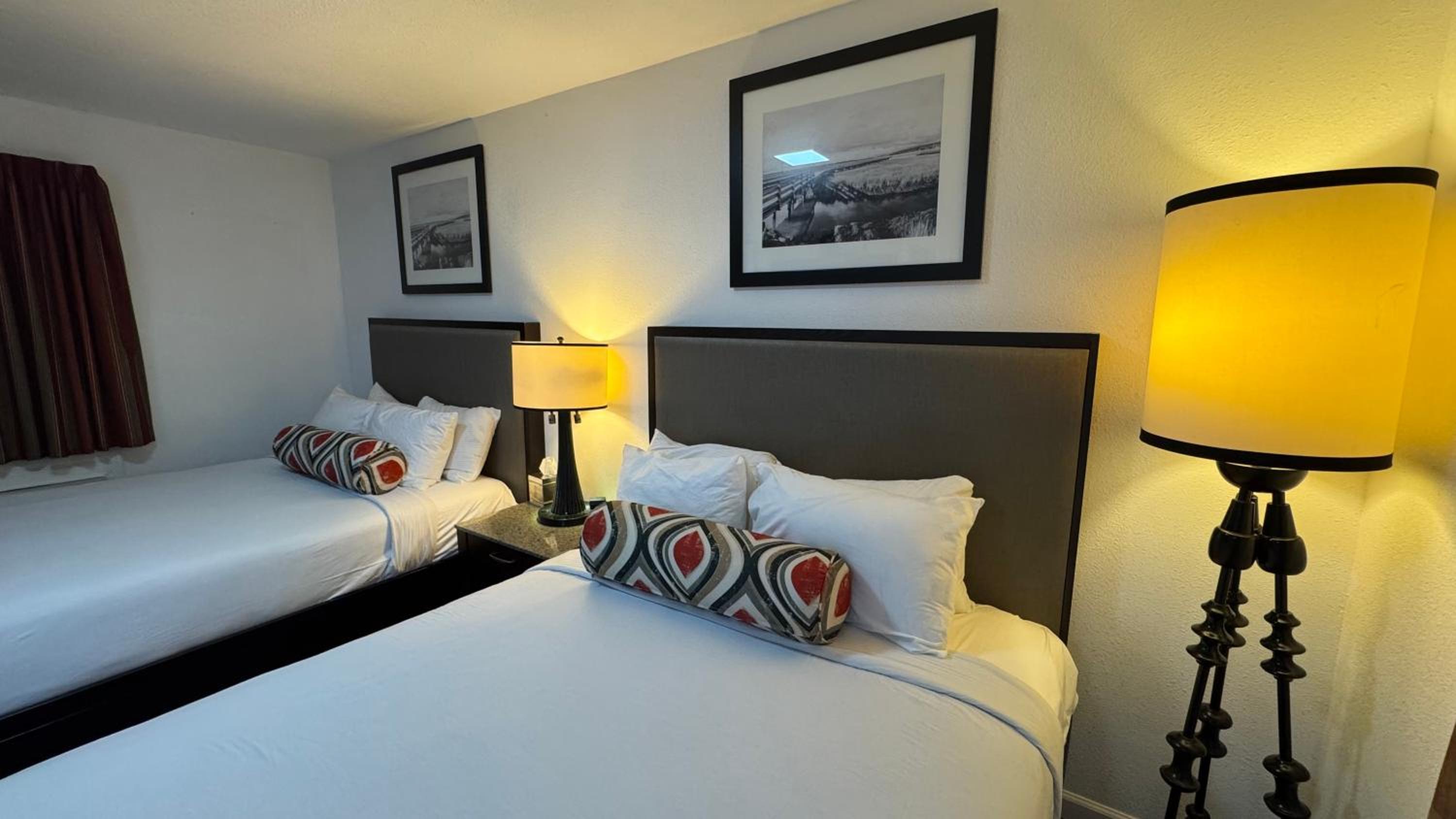 Queen Room with Two Queen Beds photo 3
