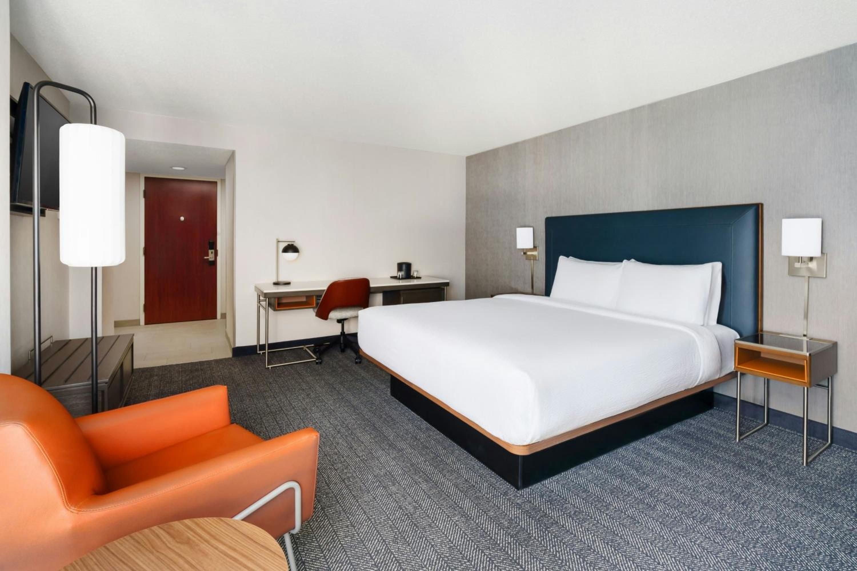Deluxe King Room - Photo 7