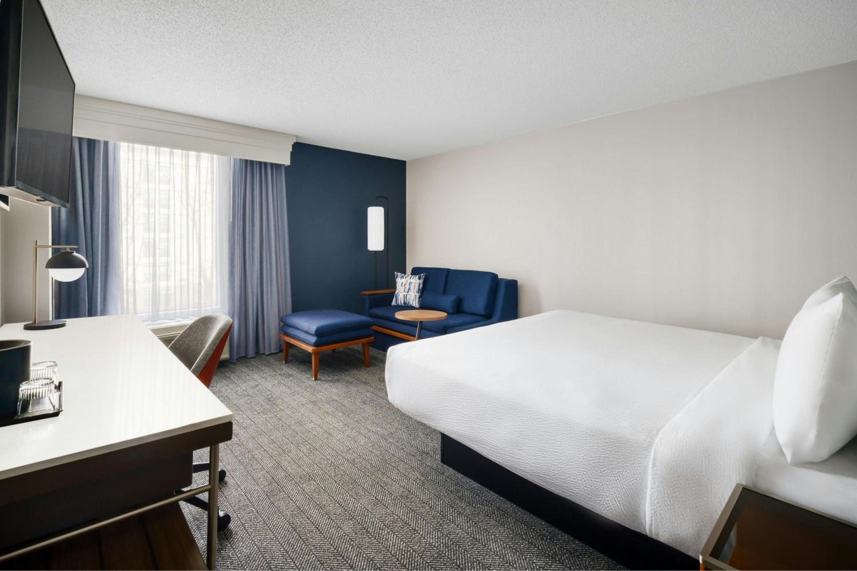 King Room with Sofa Bed - Hearing Accessible - Photo 3