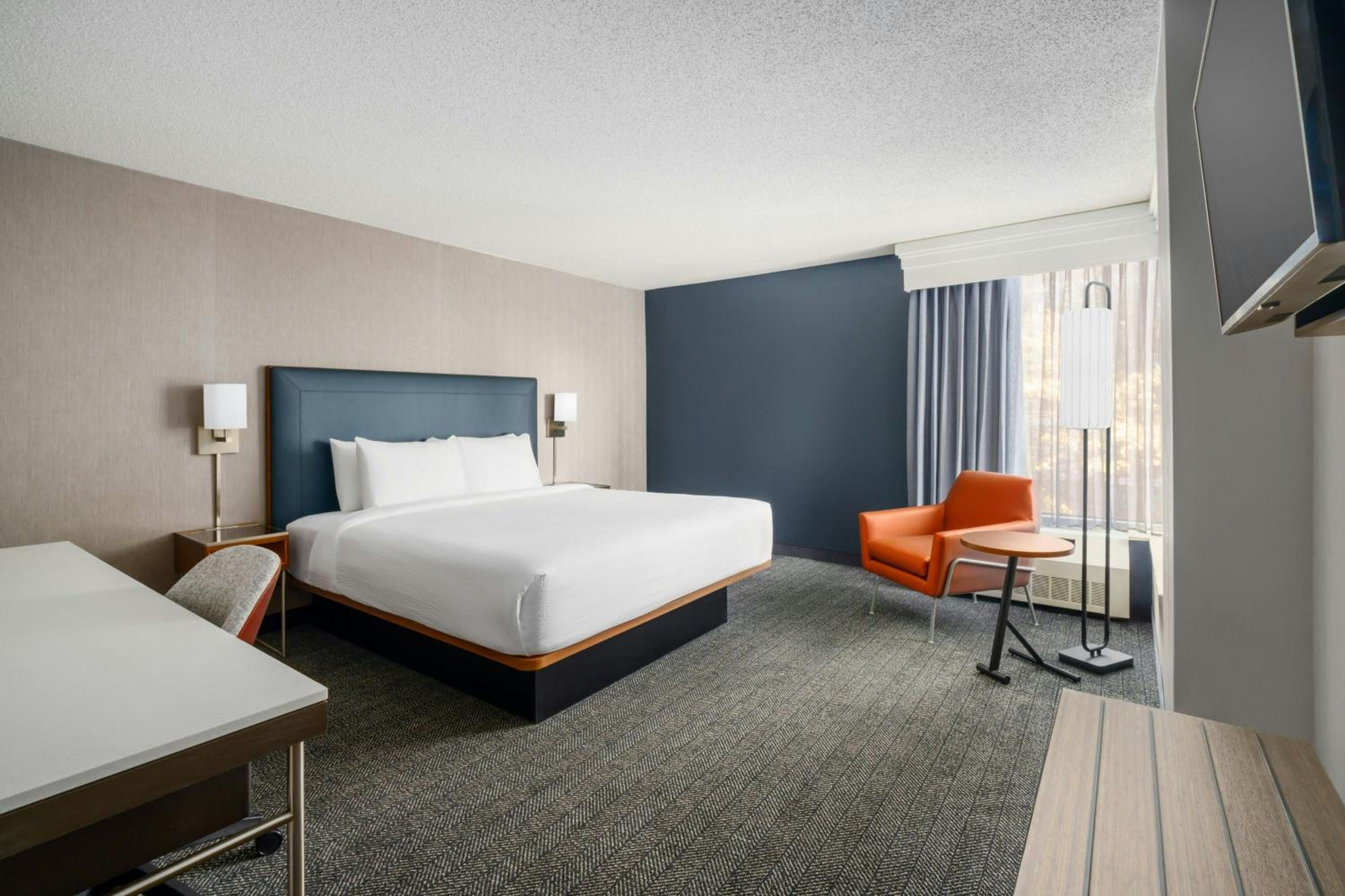 Deluxe King Room - Photo 8