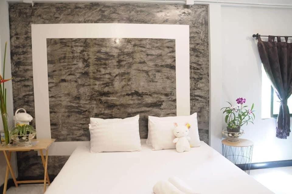 Standard King Room photo 3