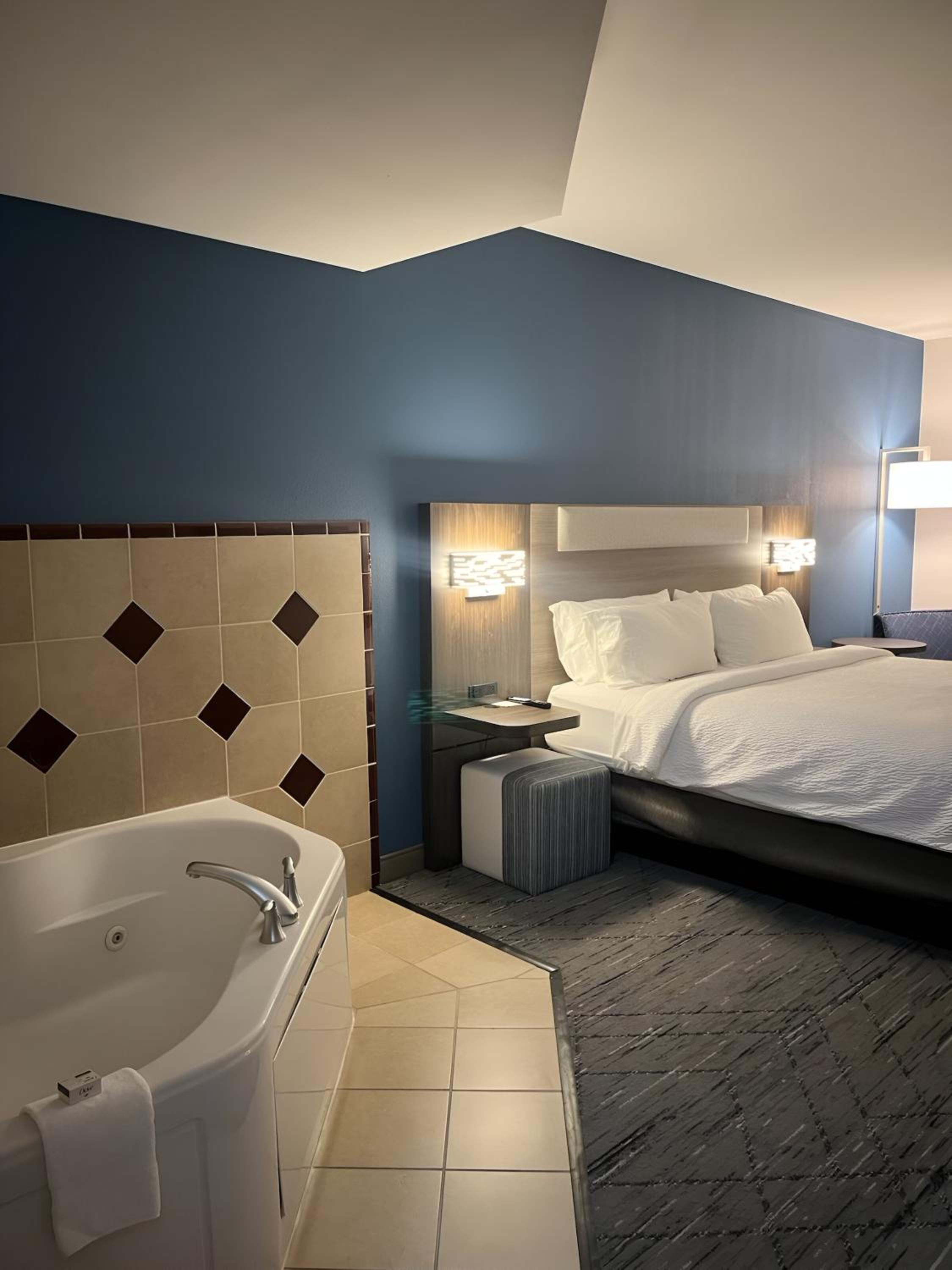 King Suite with Jetted Tub - Photo 2