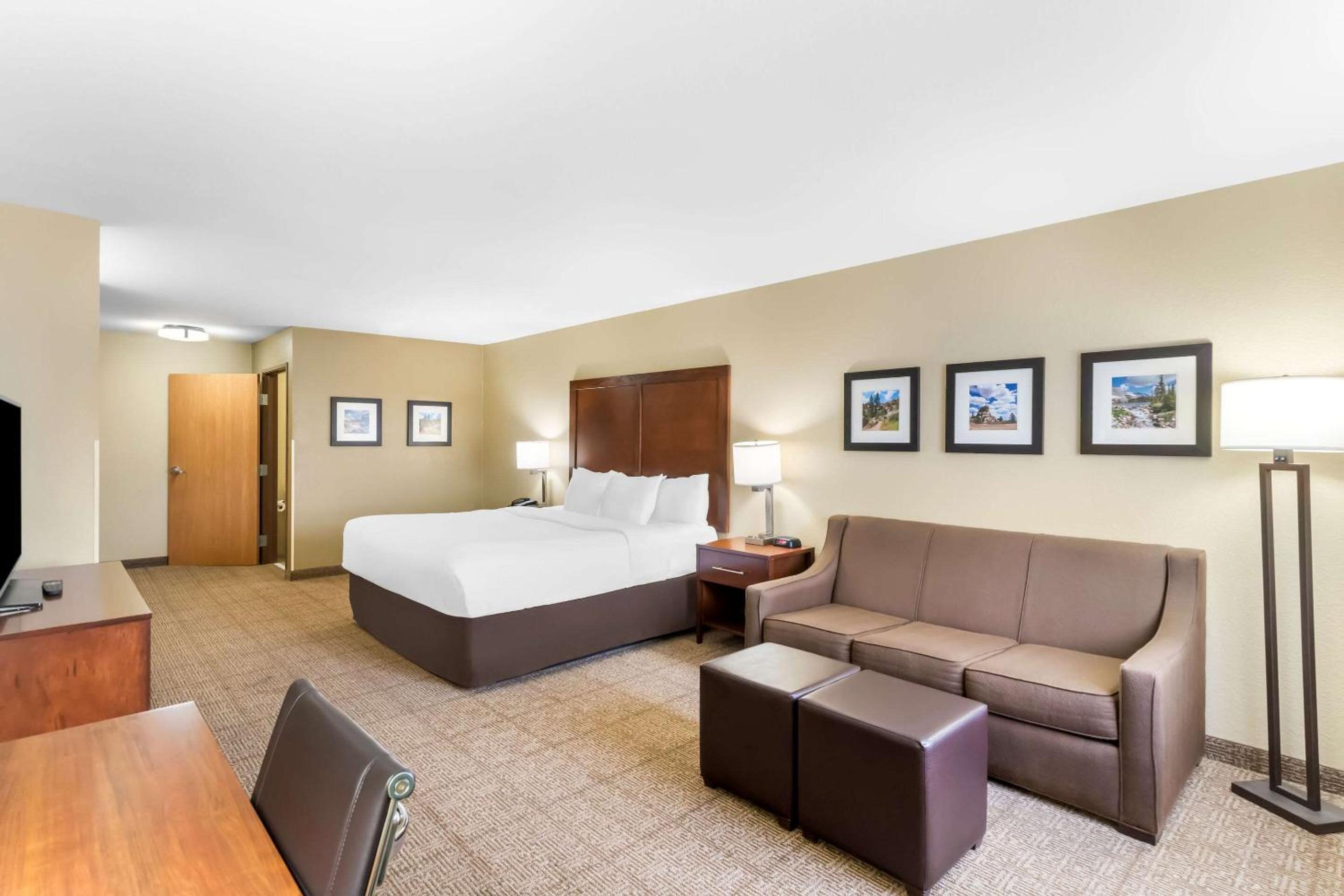 King Suite with Pool View - Non Smoking photo 2