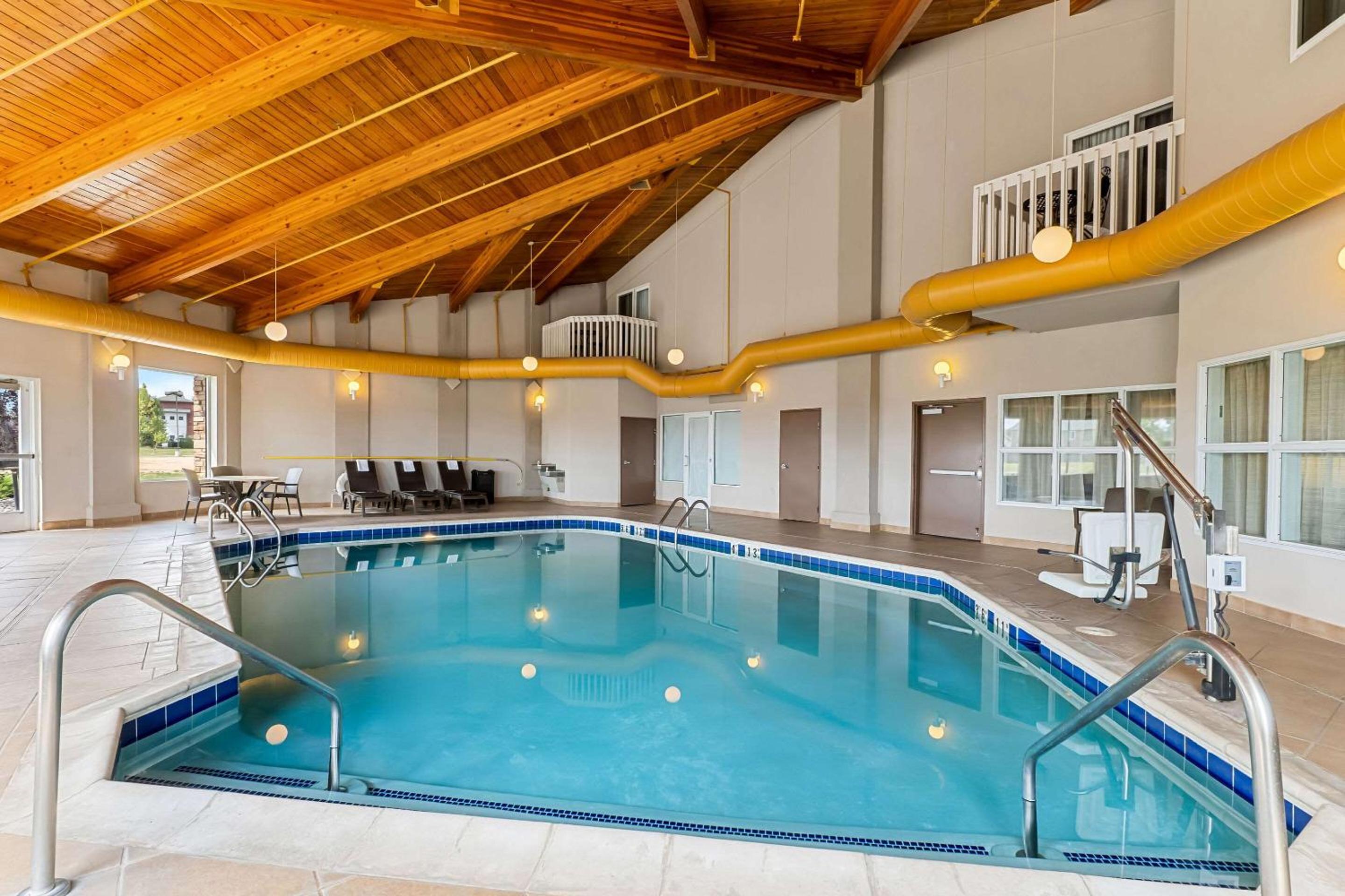 King Suite with Pool View - Non Smoking photo 1