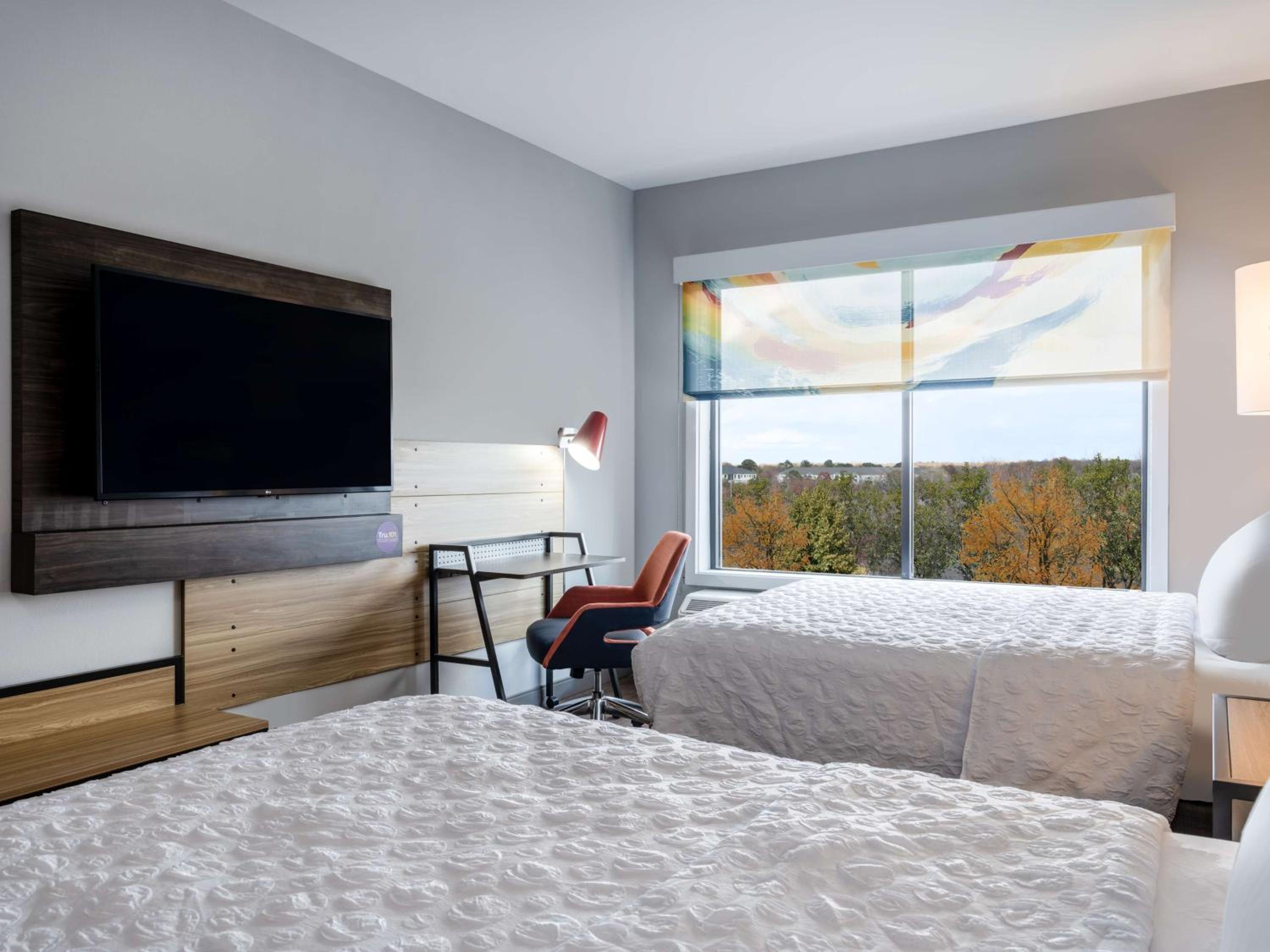 Queen Room With Two Queen Beds And Walk-In Shower - Photo 2