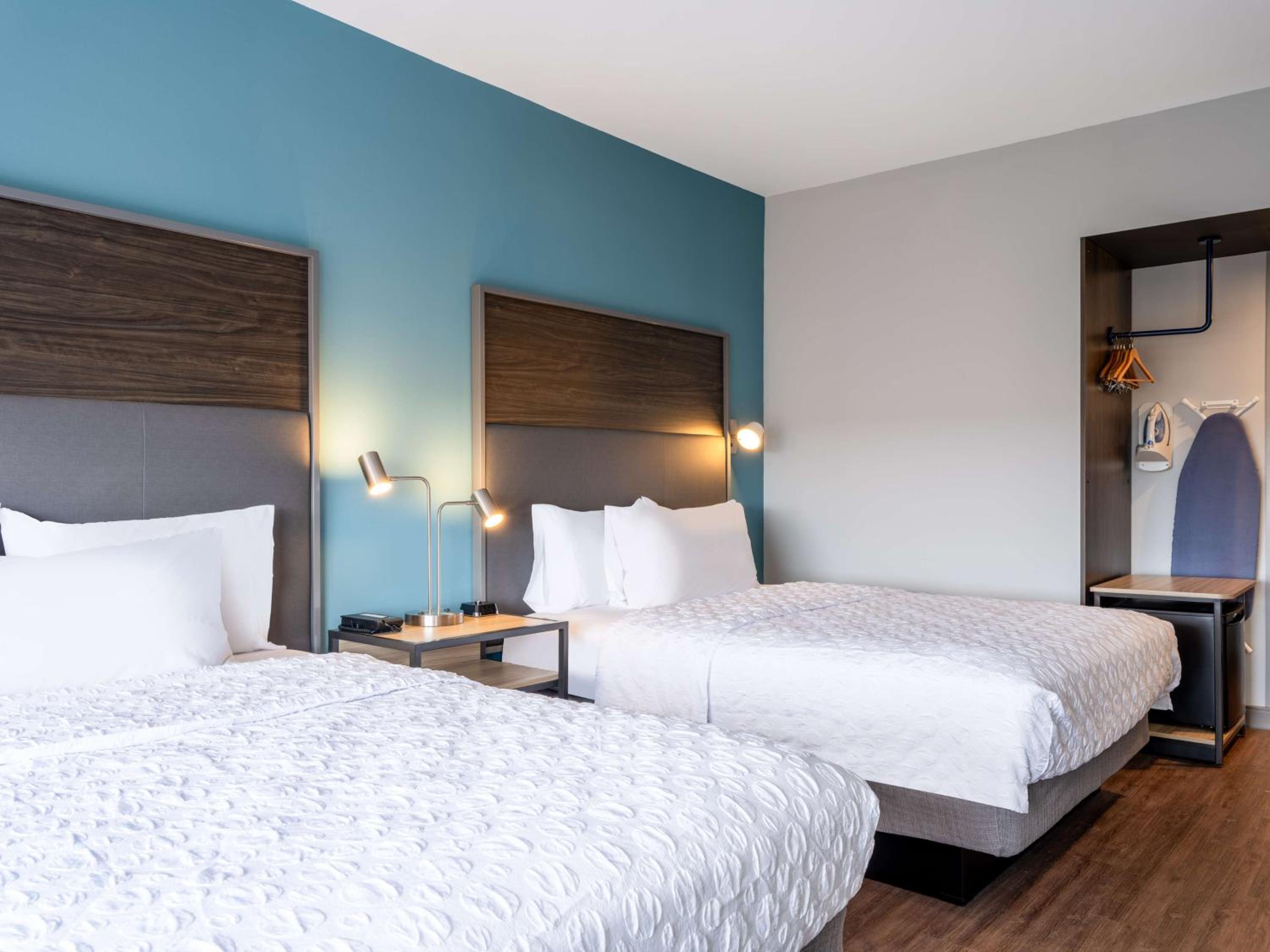 Queen Room With Two Queen Beds And Walk-In Shower - Photo 3