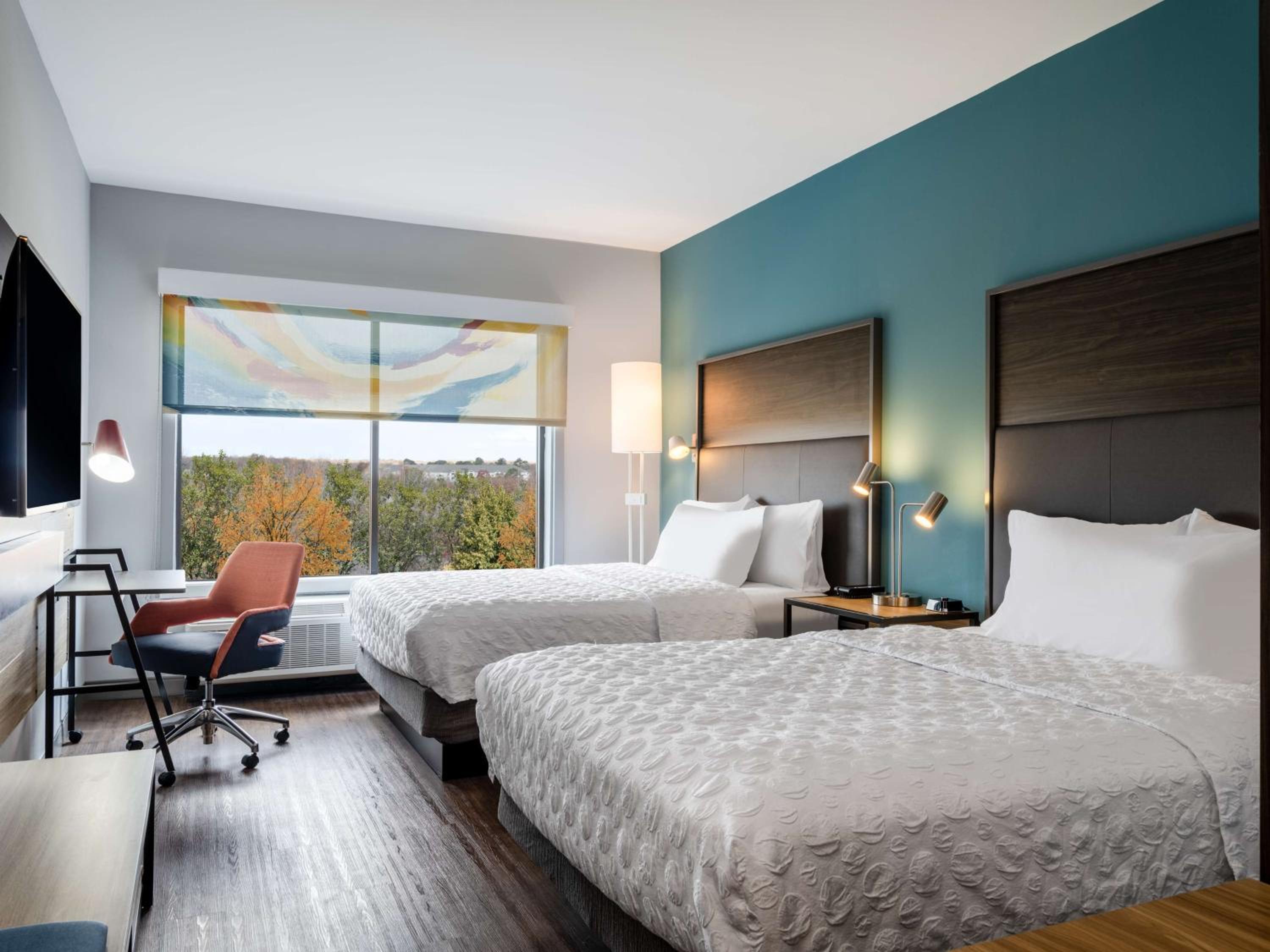 Queen Room With Two Queen Beds And Walk-In Shower - Photo 4