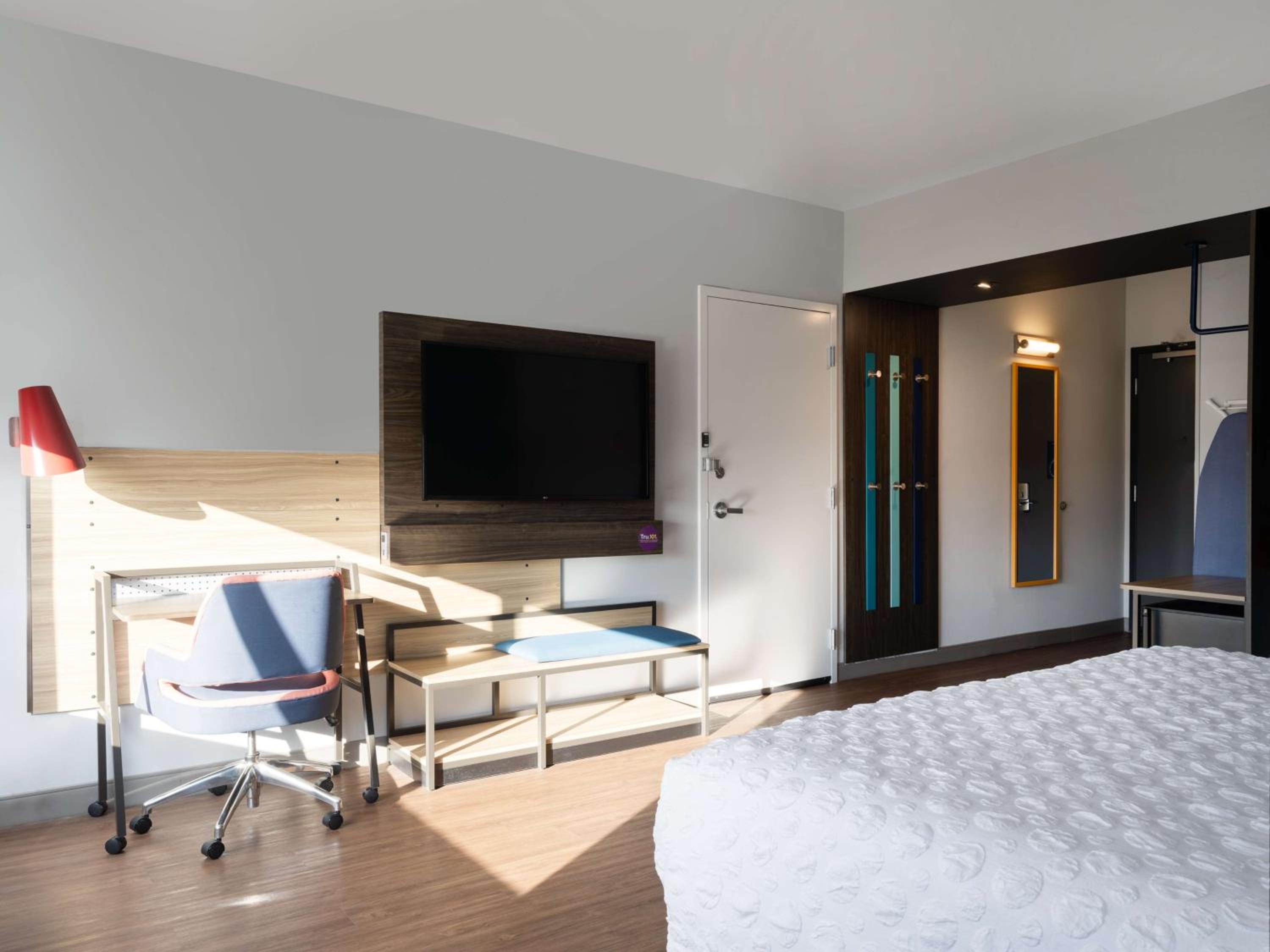 King Room With Walk-In Shower - Photo 8