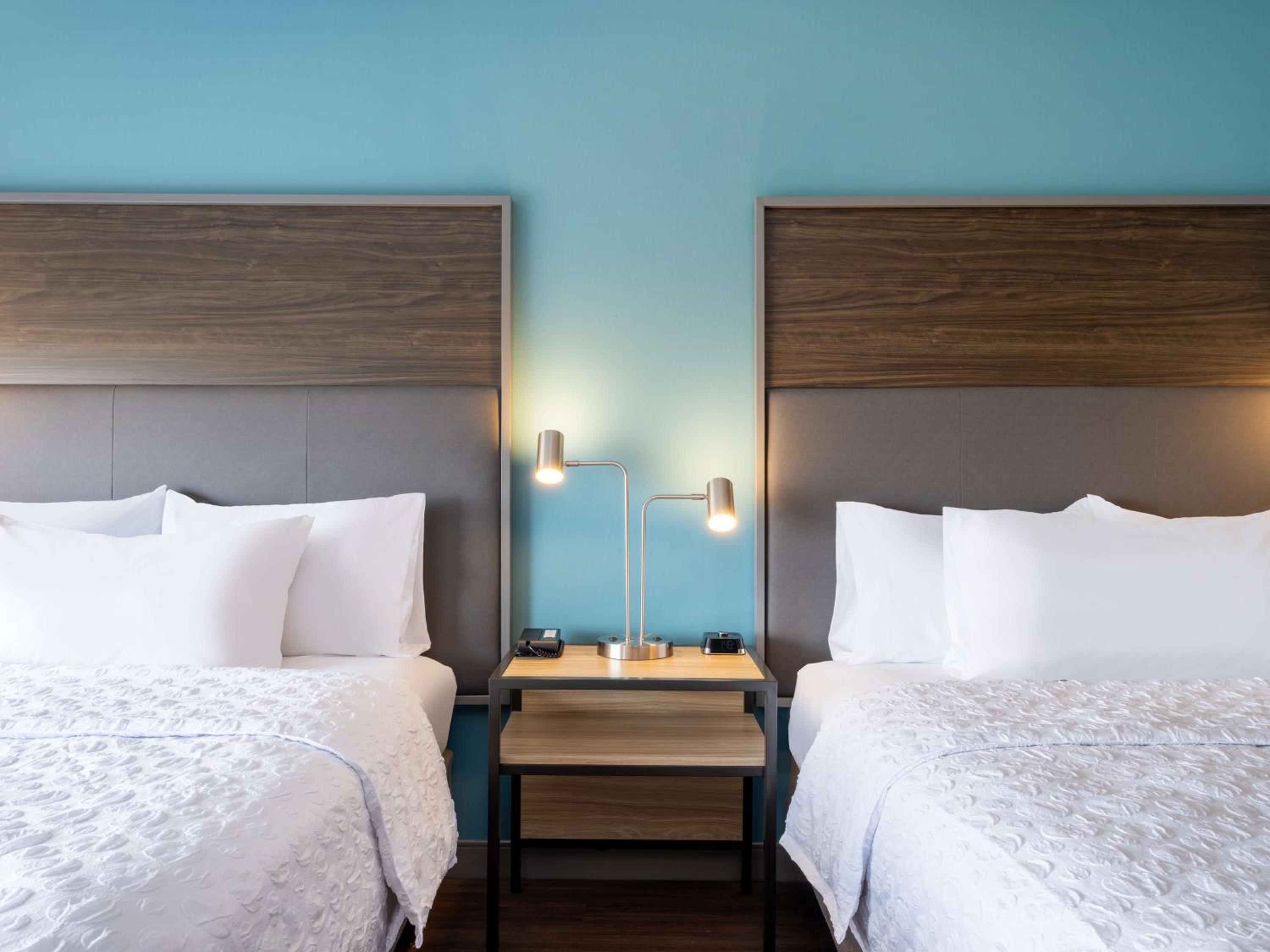 Queen Room With Two Queen Beds And Walk-In Shower - Photo 5