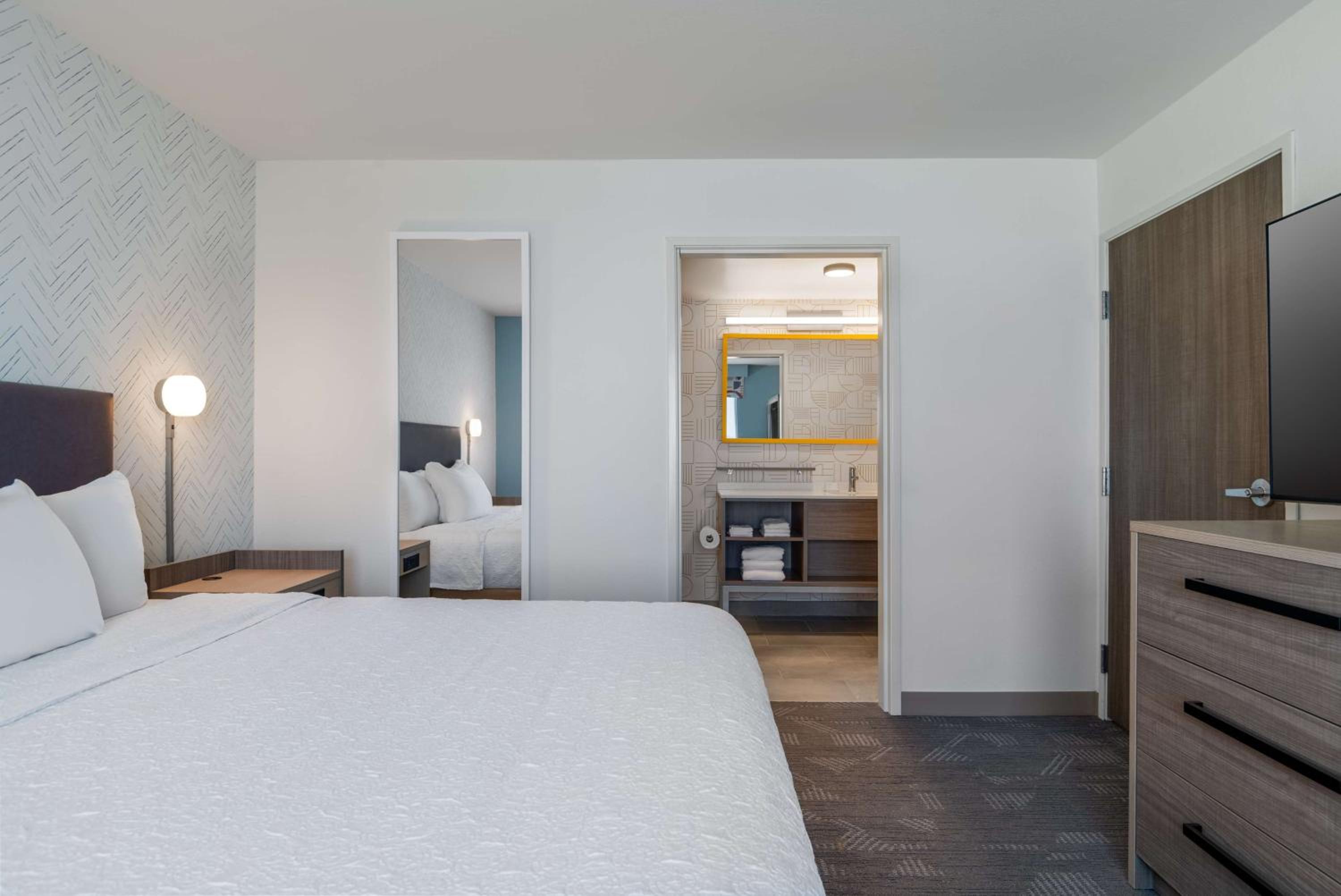 One-Bedroom King Suite - Hearing Access - Photo 4