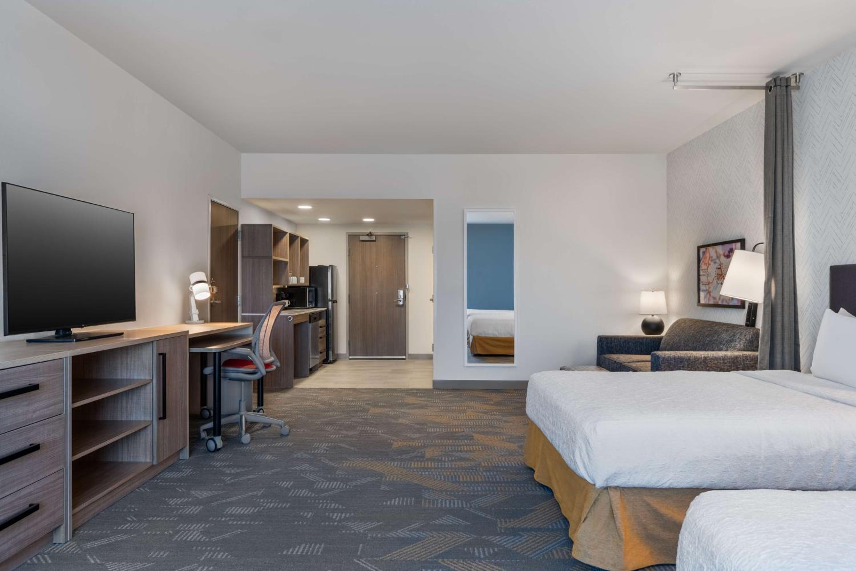 Studio Suite with Two Queen Beds - Photo 4